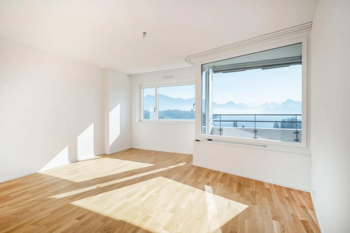 Vivre moderne et central - 9ème étage avec vue sur le lac et la montagne - Photo 2 sur 6