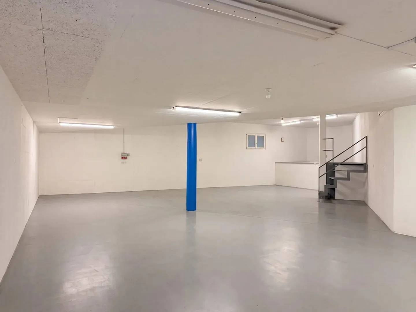 180 m² warehouse with double garage door for rent in Gross - Photo 1 of 5