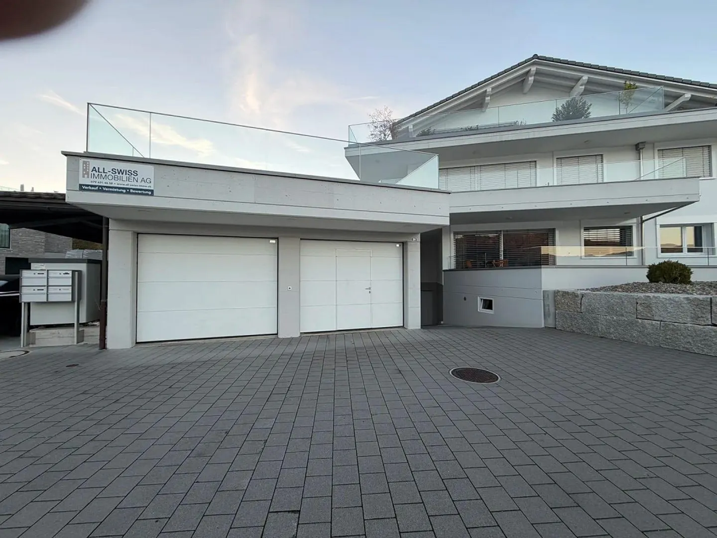 180 m² warehouse with double garage door for rent in Gross - Photo 2 of 5