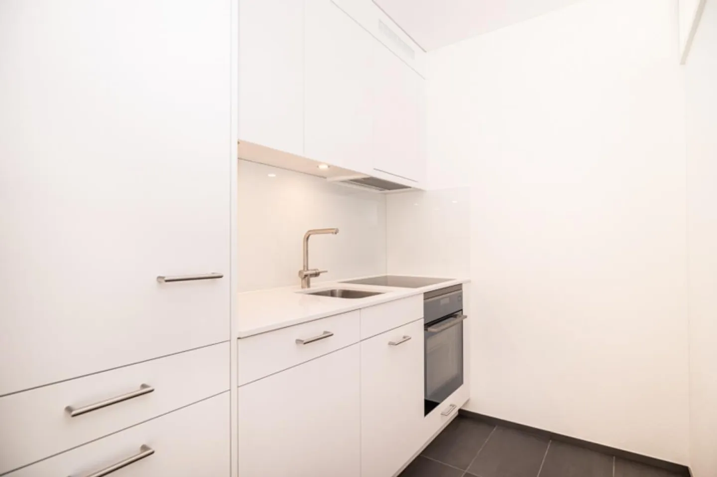 Vivre moderne et central - 9ème étage avec vue sur le lac et la montagne - Photo 3 sur 6