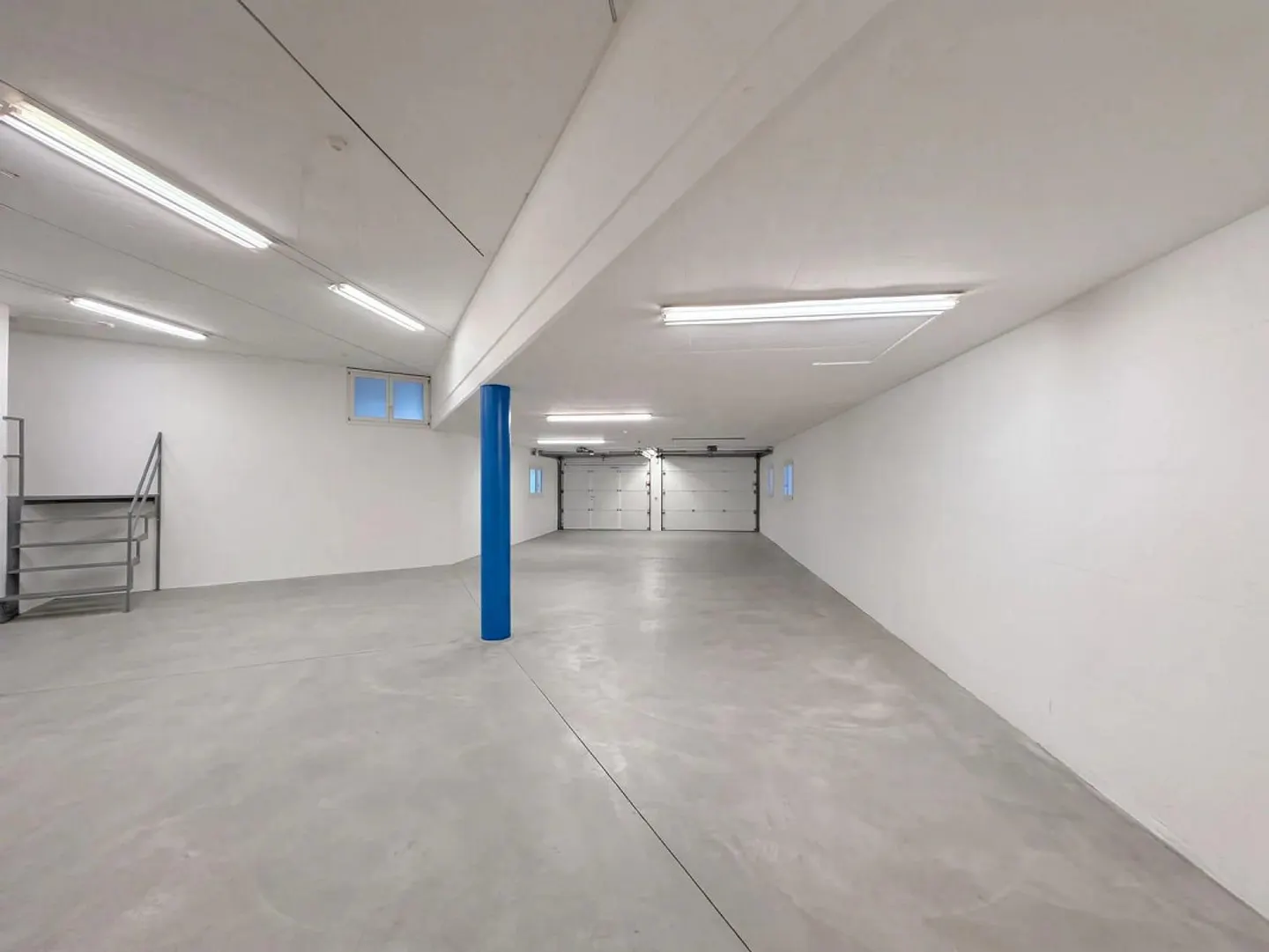 180 m² warehouse with double garage door for rent in Gross - Photo 5 of 5