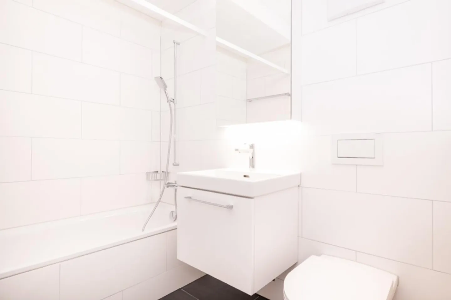 Vivre moderne et central - 9ème étage avec vue sur le lac et la montagne - Photo 4 sur 6