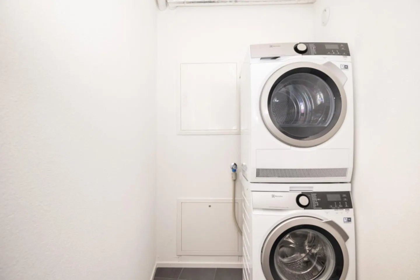 Vivre moderne et central - 9ème étage avec vue sur le lac et la montagne - Photo 5 sur 6