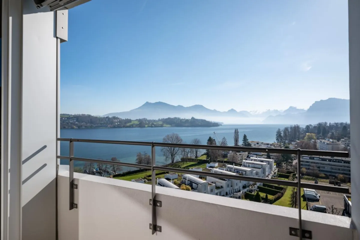 Vivre moderne et central - 9ème étage avec vue sur le lac et la montagne - Photo 6 sur 6