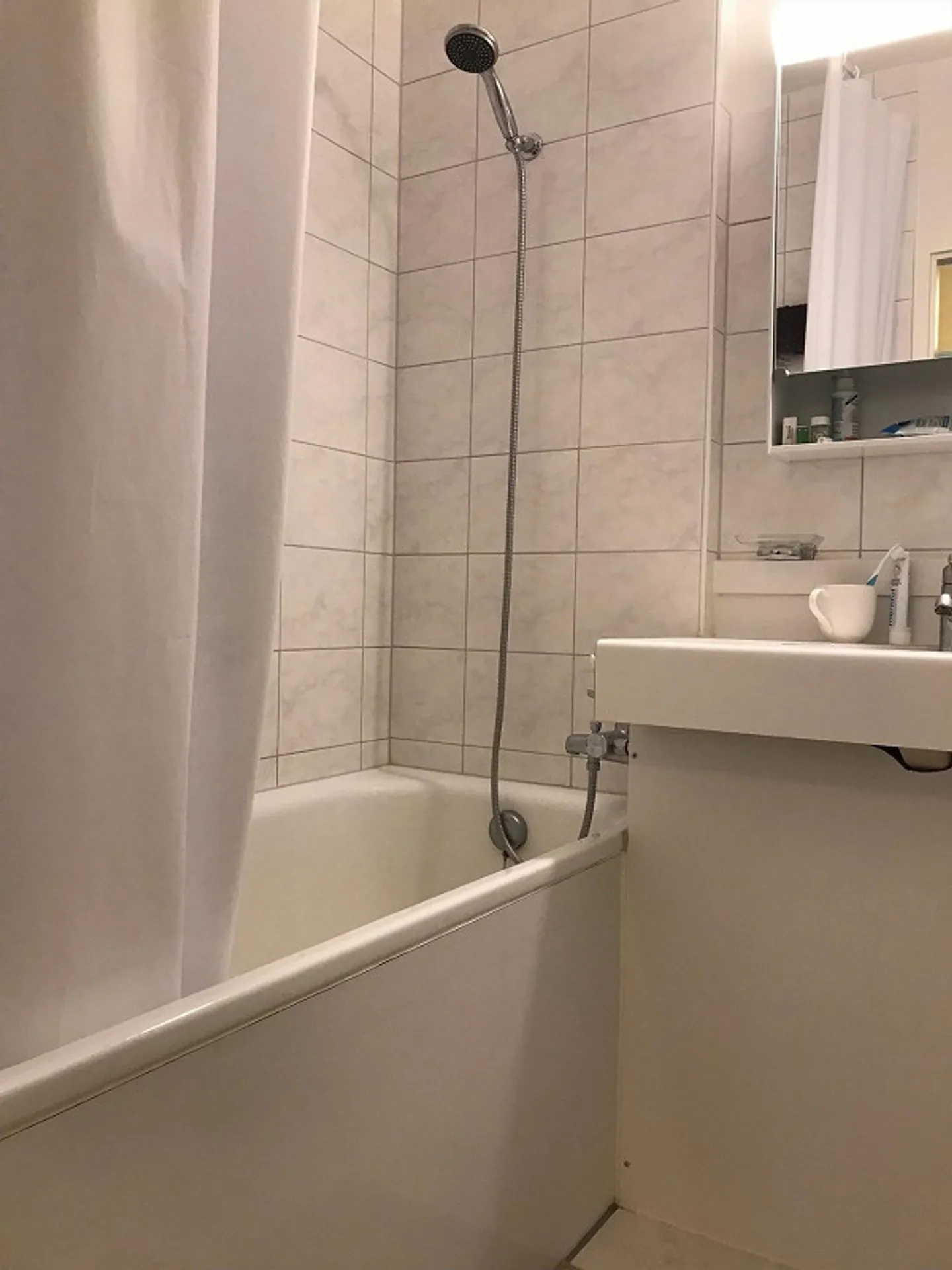 Helles Studio mit Balkon - Foto 7 von 7