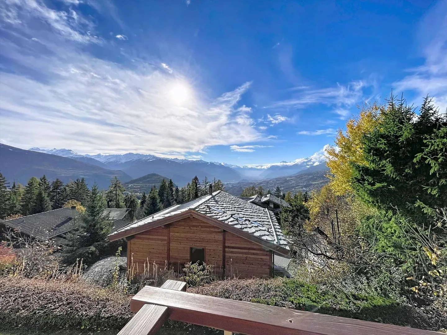 SEHR SCHÖNE 3,5-ZIMMER-WOHNUNG MIT AUSGEZEICHNETEM PANORAMABLICK - Foto 2 von 9