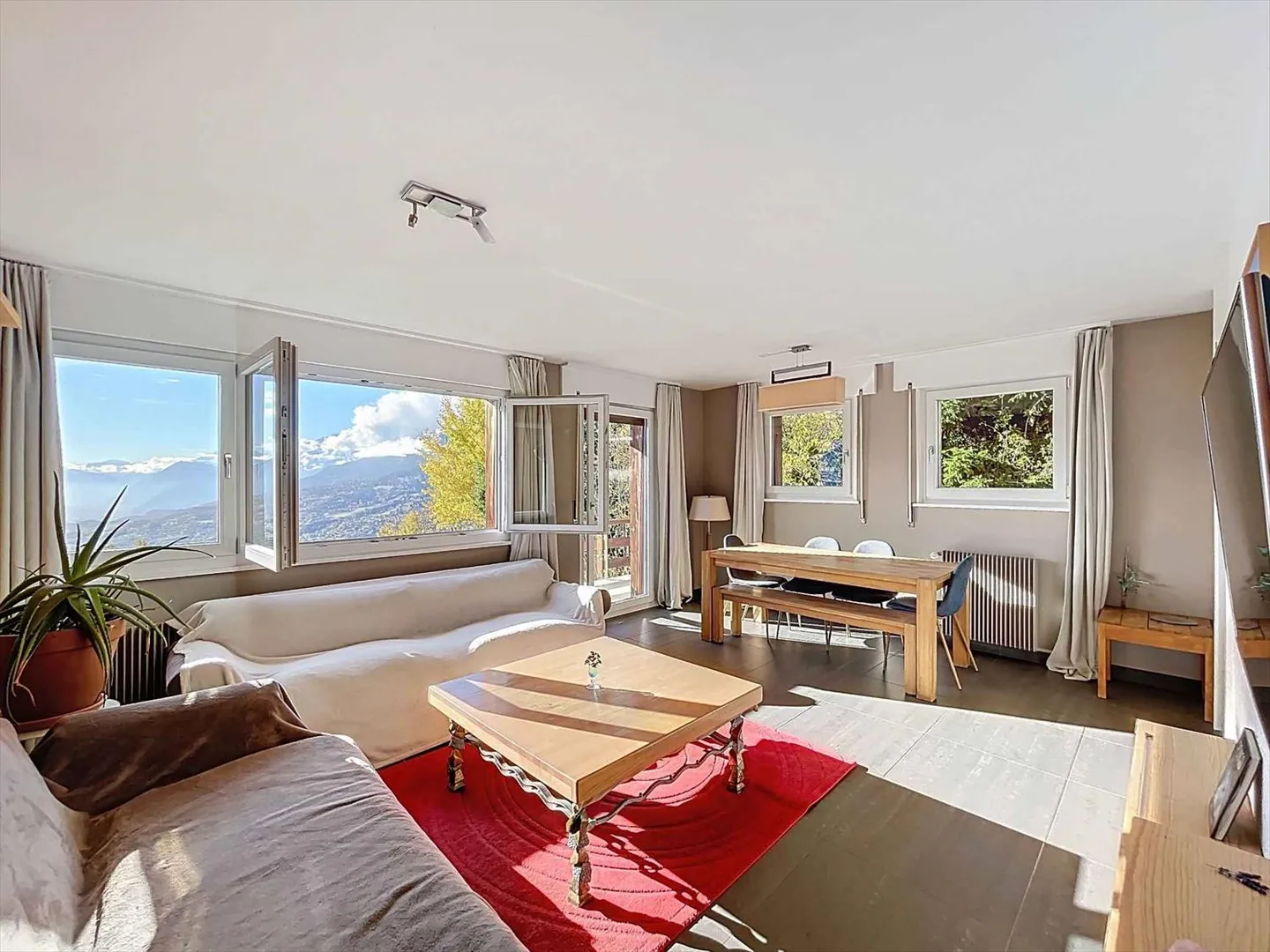 SEHR SCHÖNE 3,5-ZIMMER-WOHNUNG MIT AUSGEZEICHNETEM PANORAMABLICK - Foto 4 von 9