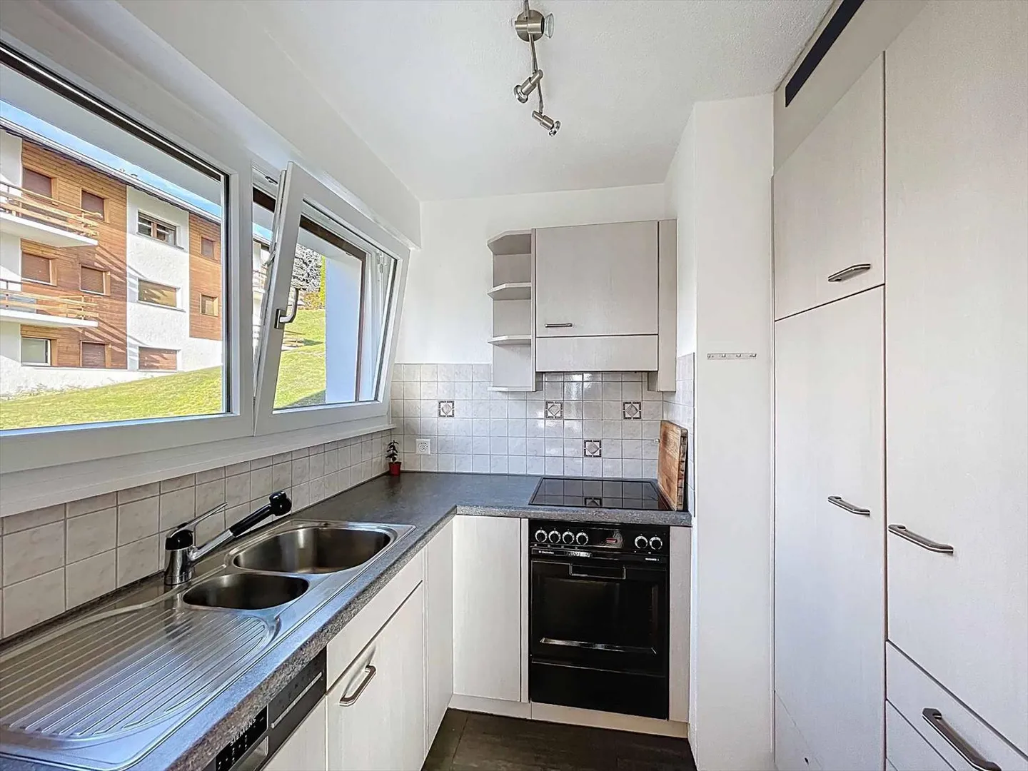 SEHR SCHÖNE 3,5-ZIMMER-WOHNUNG MIT AUSGEZEICHNETEM PANORAMABLICK - Foto 6 von 9