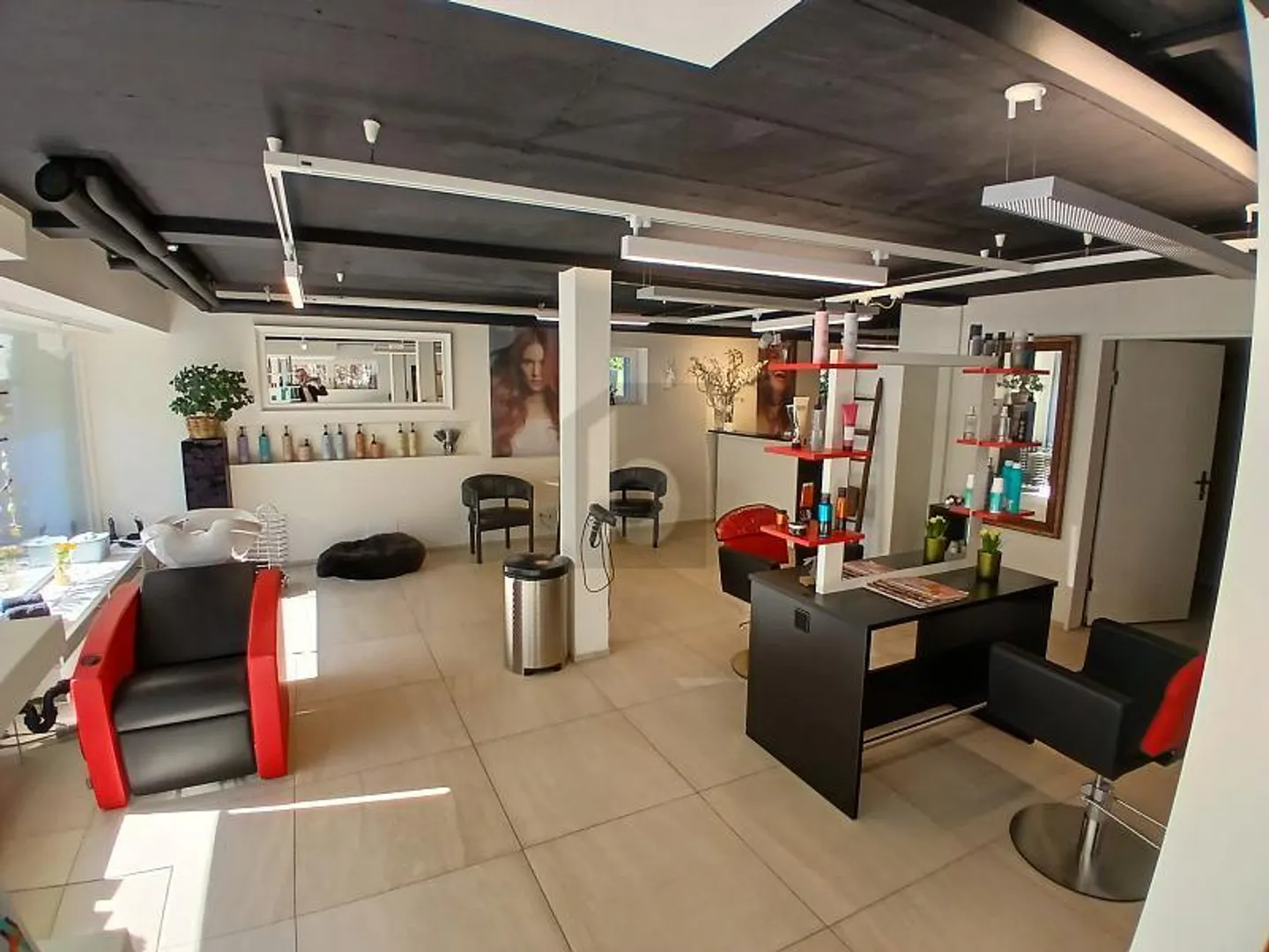 MODERN SHOP WITH PRIVATE PARKING SPACES - Photo 1 of 5