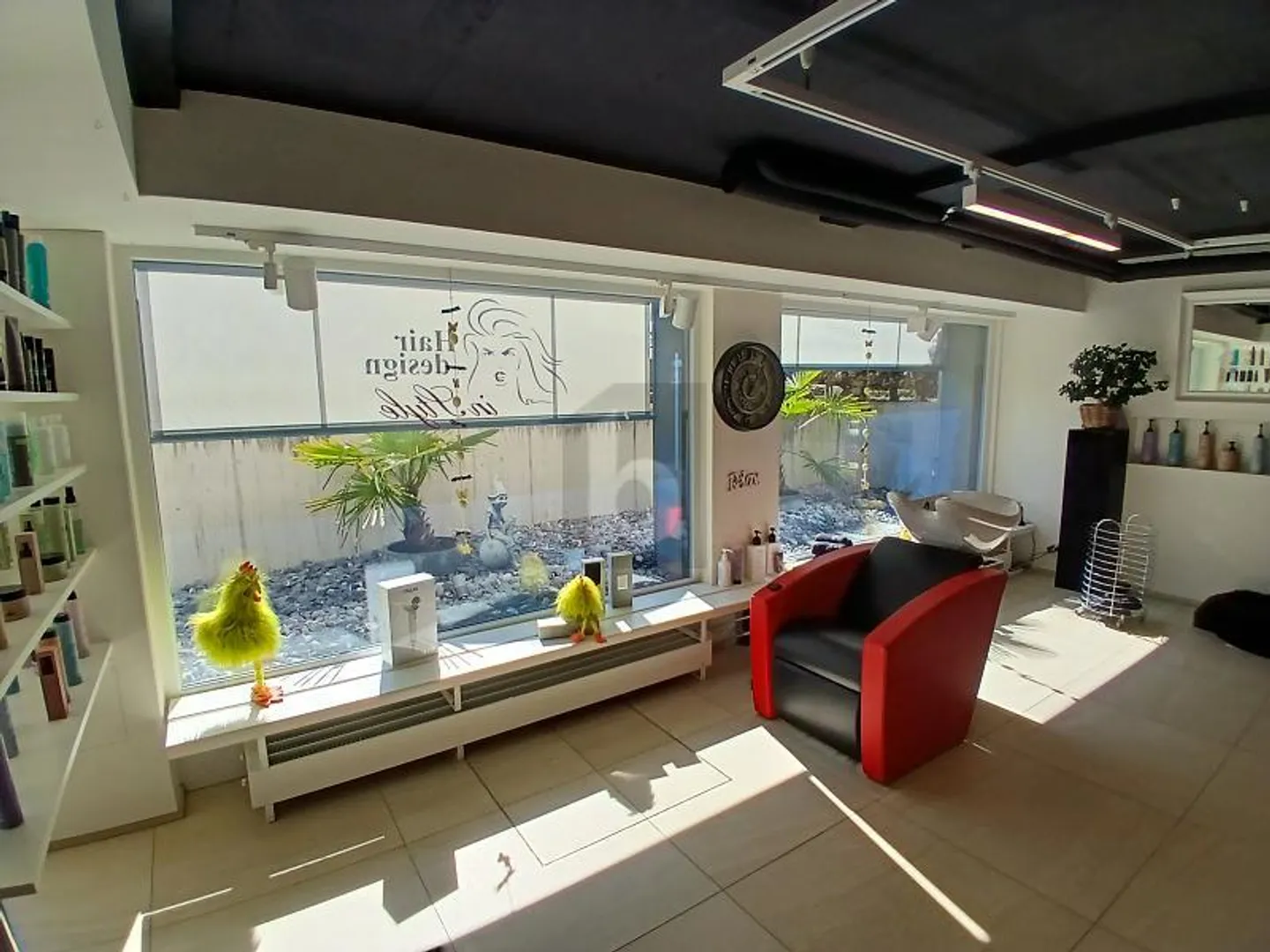 MODERN SHOP WITH PRIVATE PARKING SPACES - Photo 2 of 5