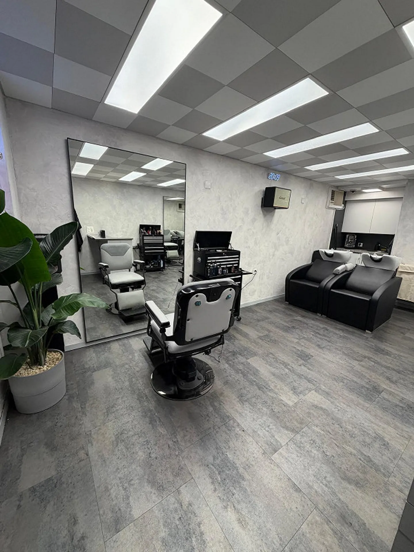 Looking for a new tenant for a hair salon of about 40m2, distributed over two rooms - Photo 2 of 7