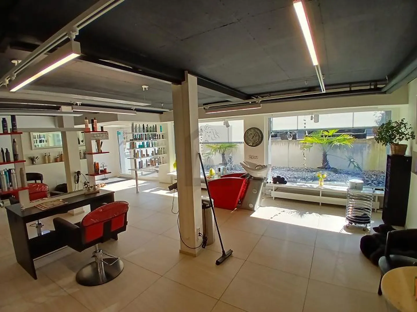 MODERN SHOP WITH PRIVATE PARKING SPACES - Photo 4 of 5