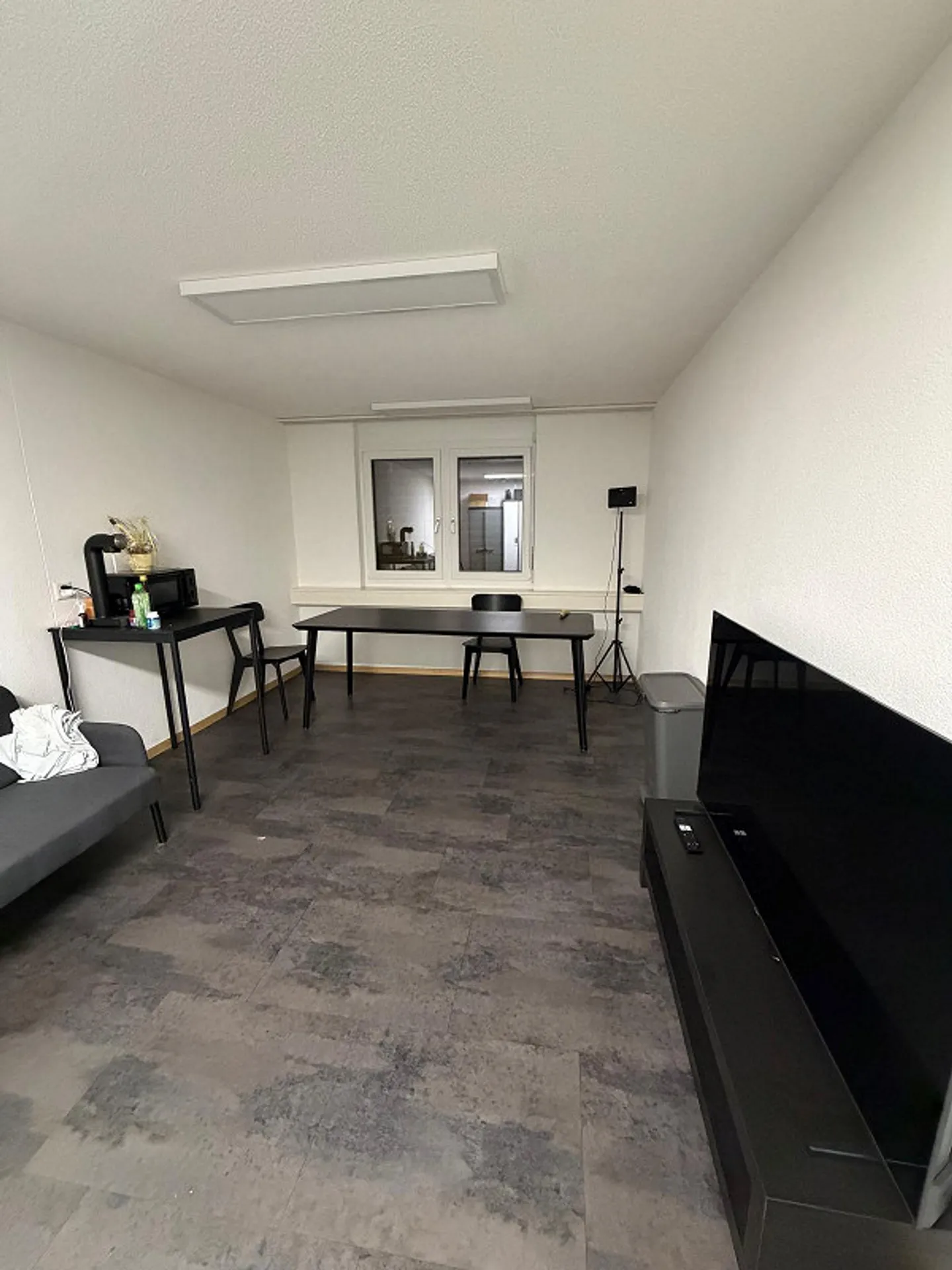 Looking for a new tenant for a hair salon of about 40m2, distributed over two rooms - Photo 5 of 7