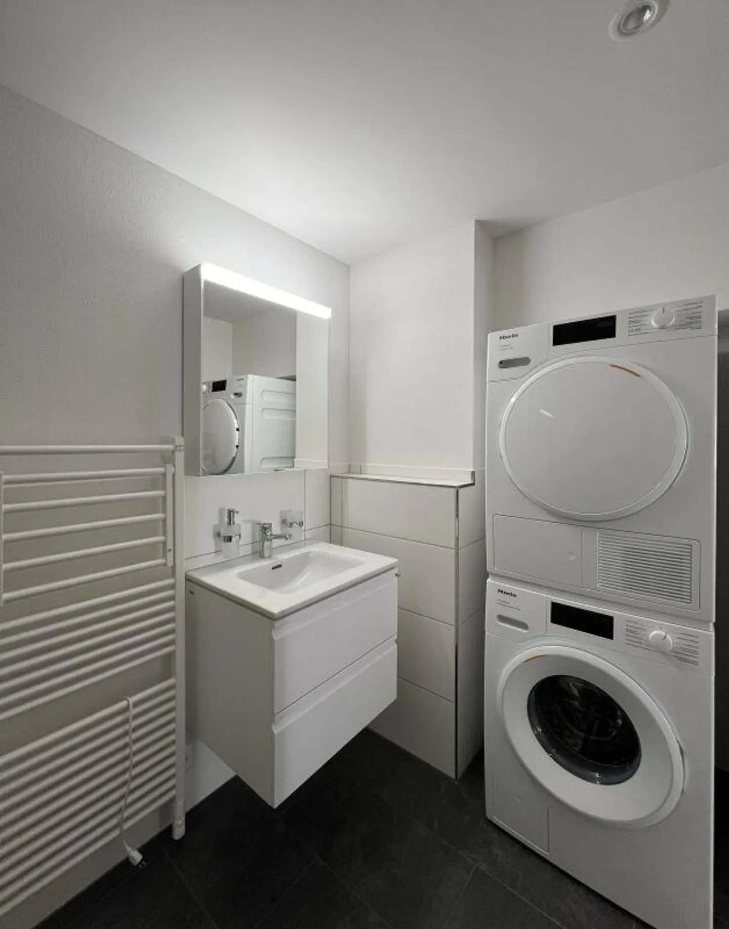 Modern City Apartment - Photo 4 of 6