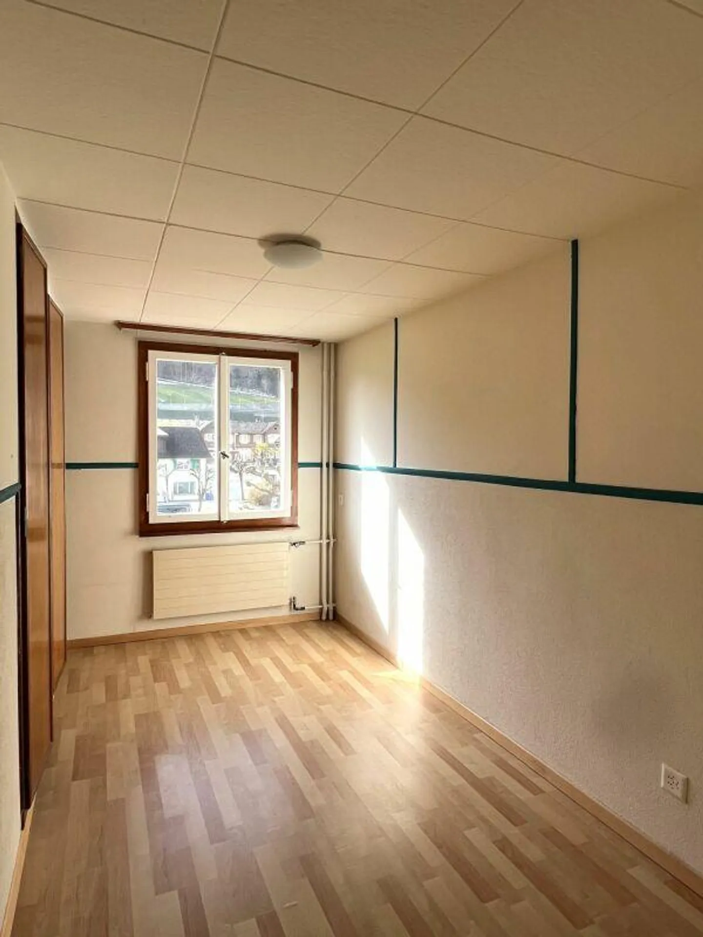 Charming 5-Room Apartment - Photo 2 of 9