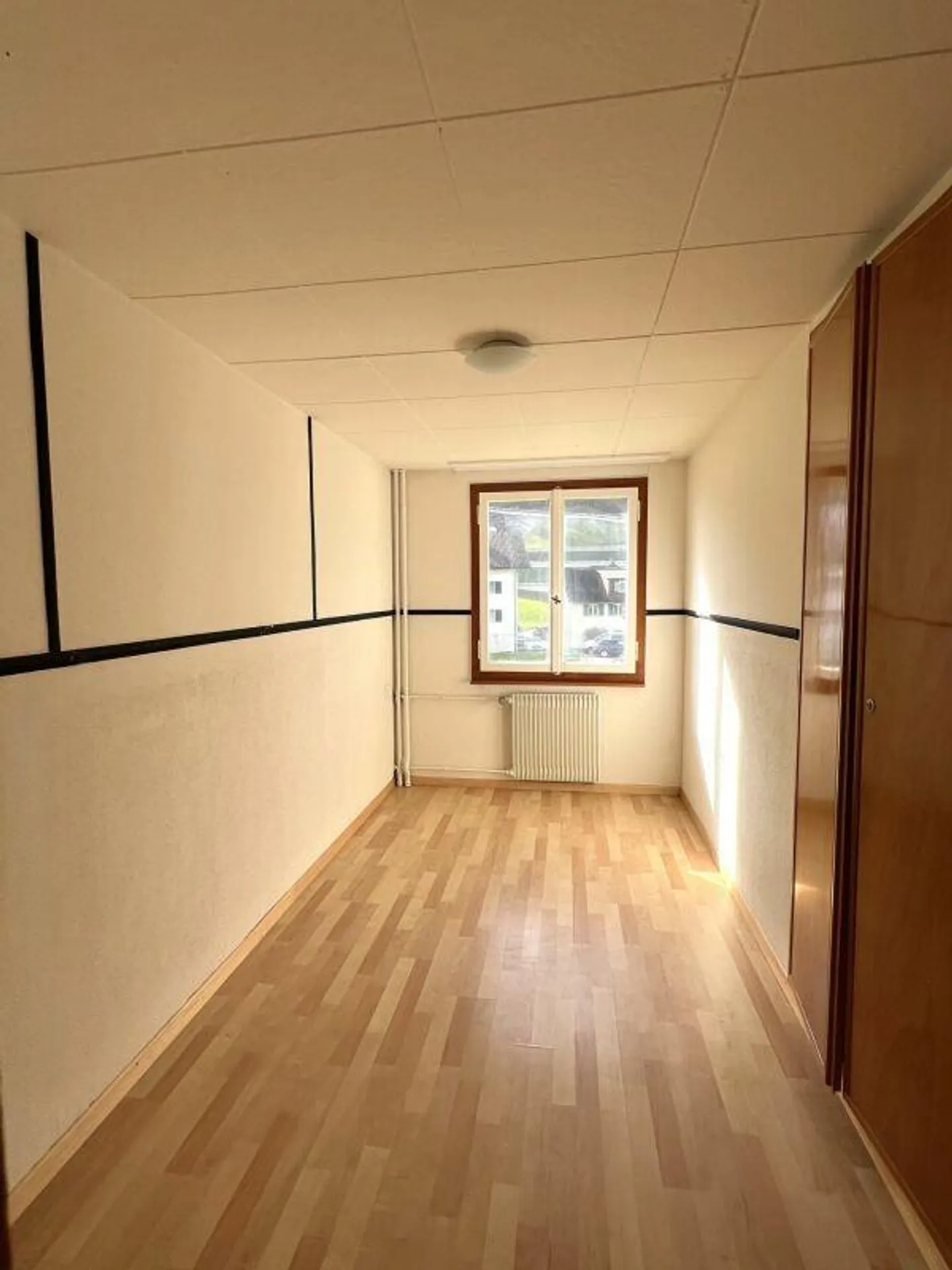 Charming 5-Room Apartment - Photo 3 of 9