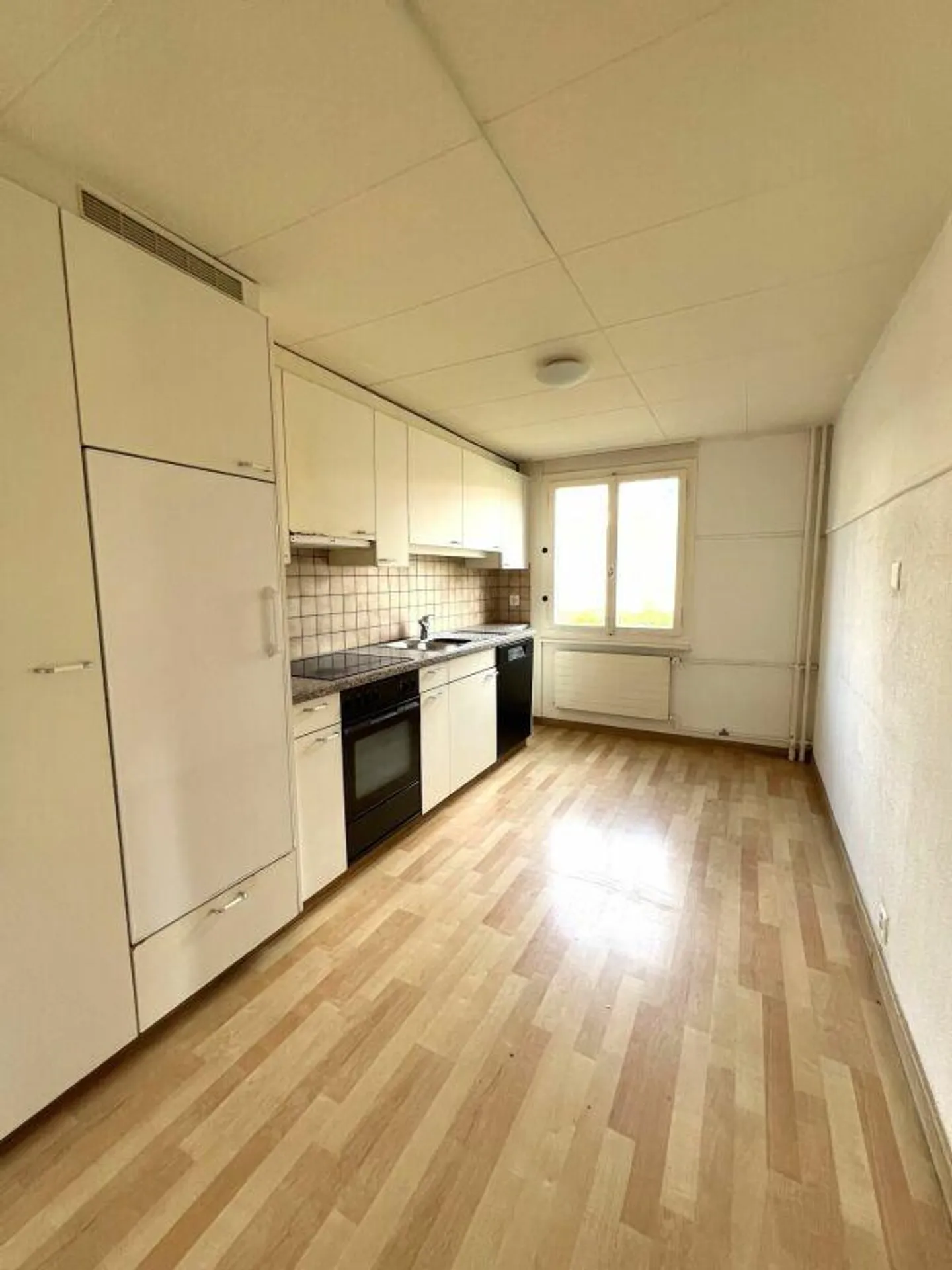 Charming 5-Room Apartment - Photo 5 of 9