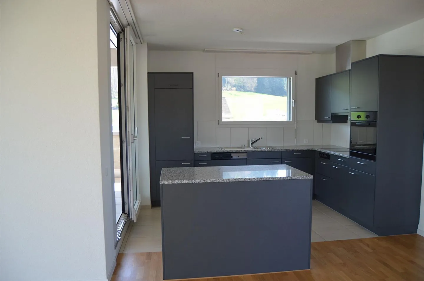 Stunning Penthouse Apartment in Burgdorf - Photo 2 of 10