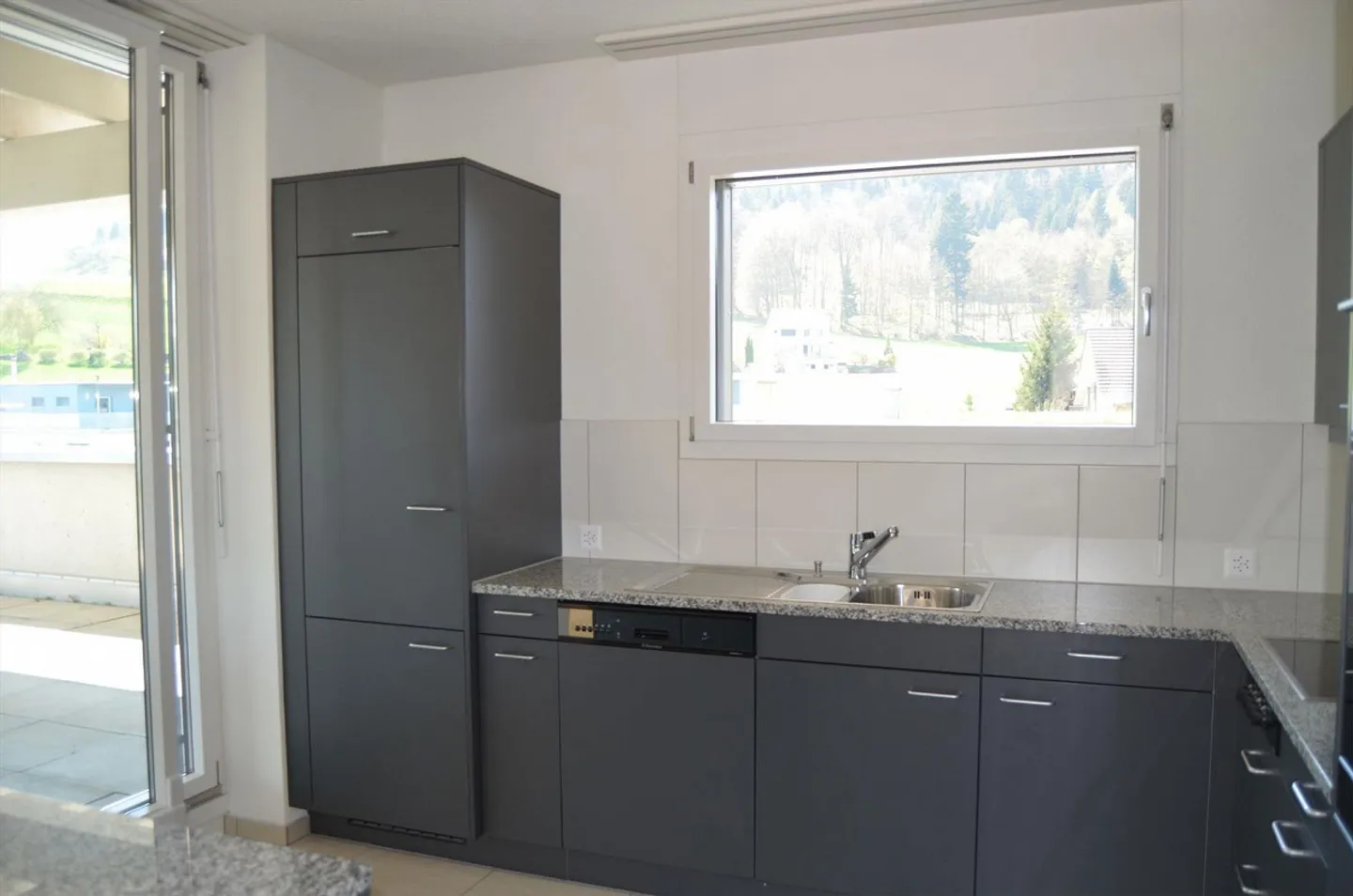 Stunning Penthouse Apartment in Burgdorf - Photo 3 of 10