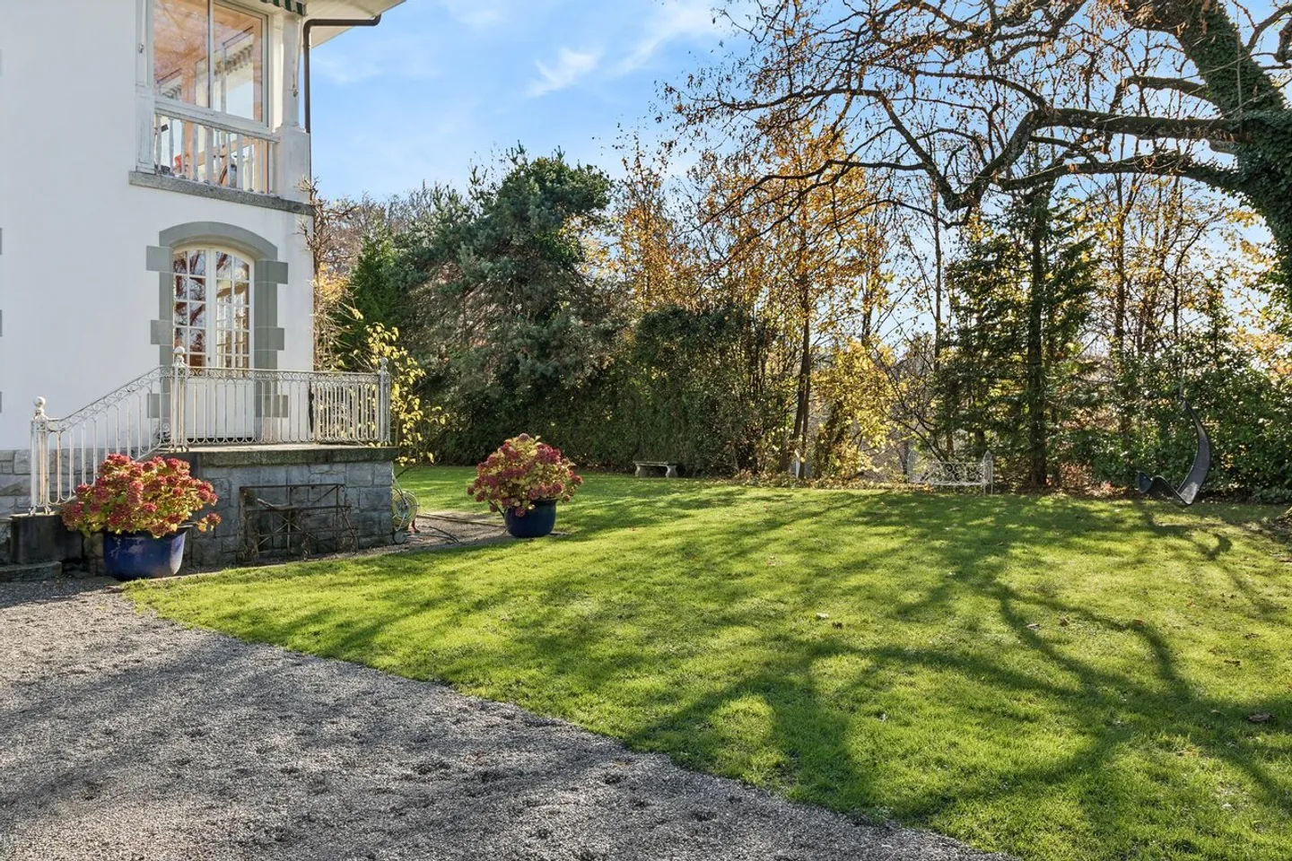 Master House in Lausanne – Timeless Elegance and Private Park - Photo 15 of 19