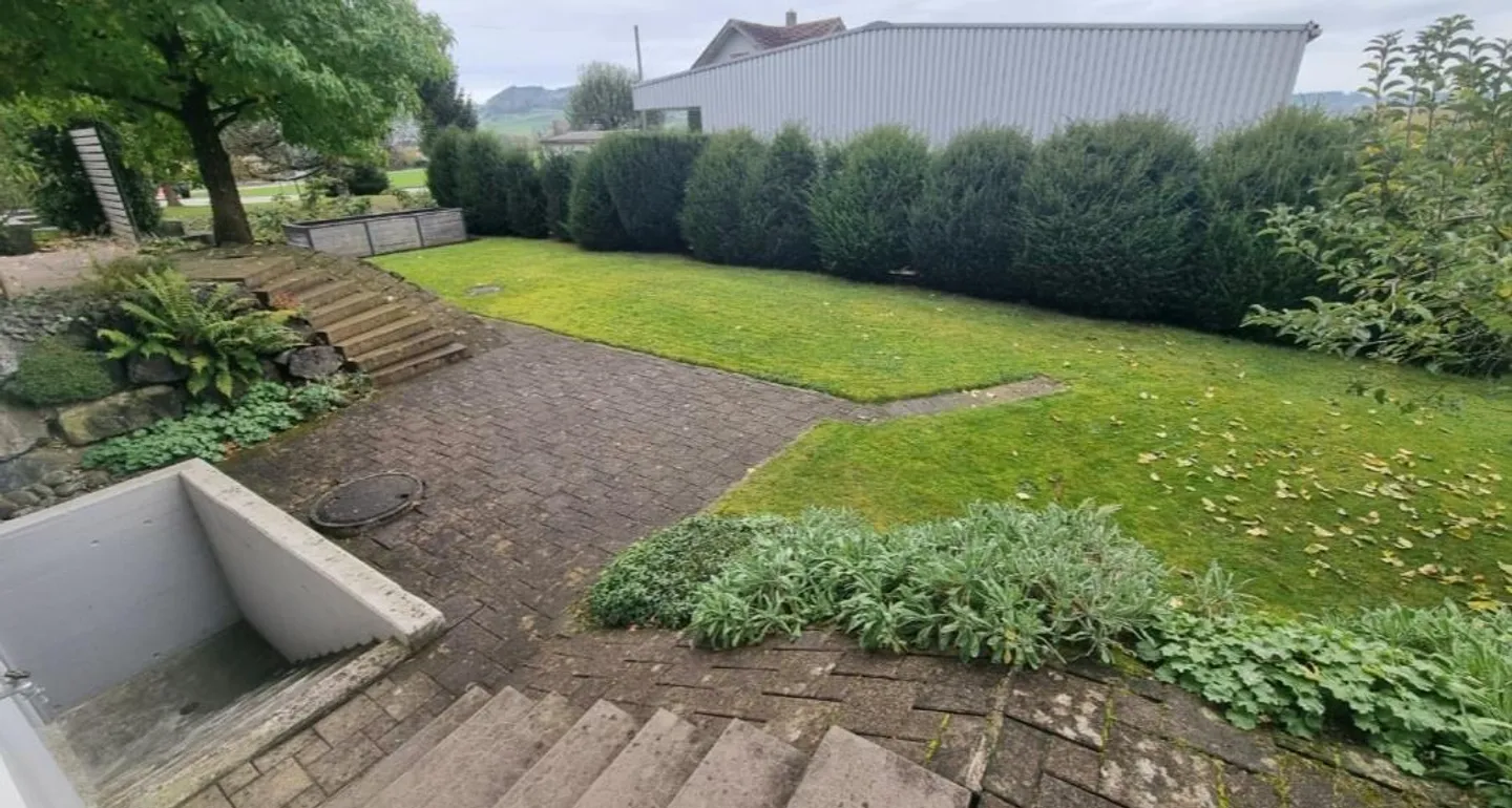 8-Room Single-Family House - Photo 3 of 16