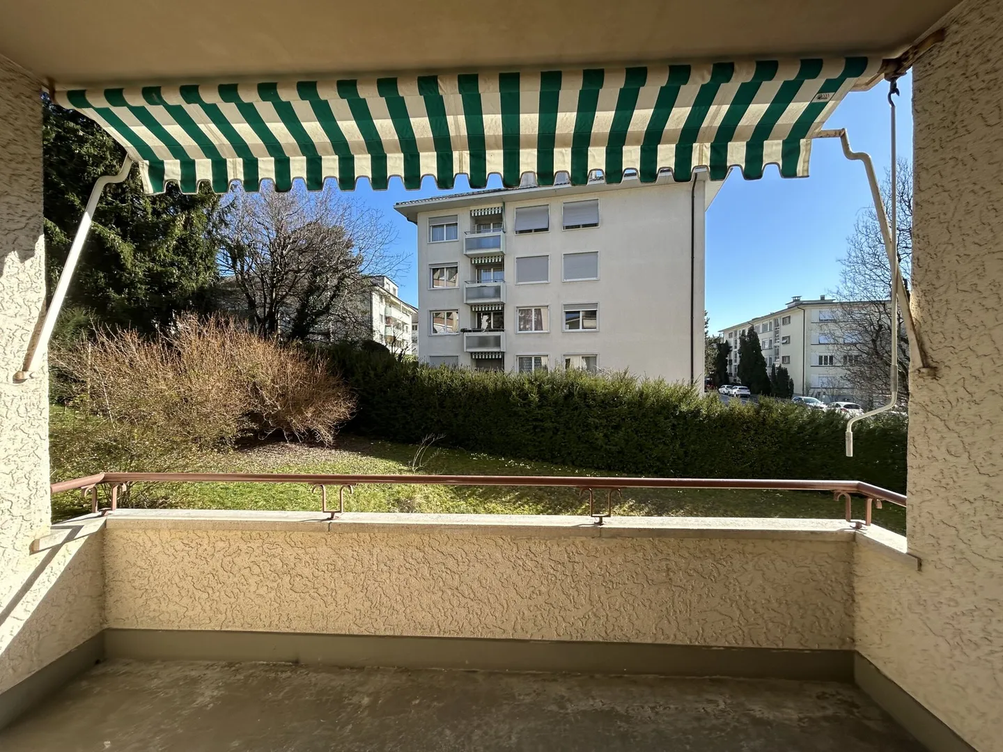 Beau 2.5 pièces à deux pas du lac ! - Photo 2 sur 7