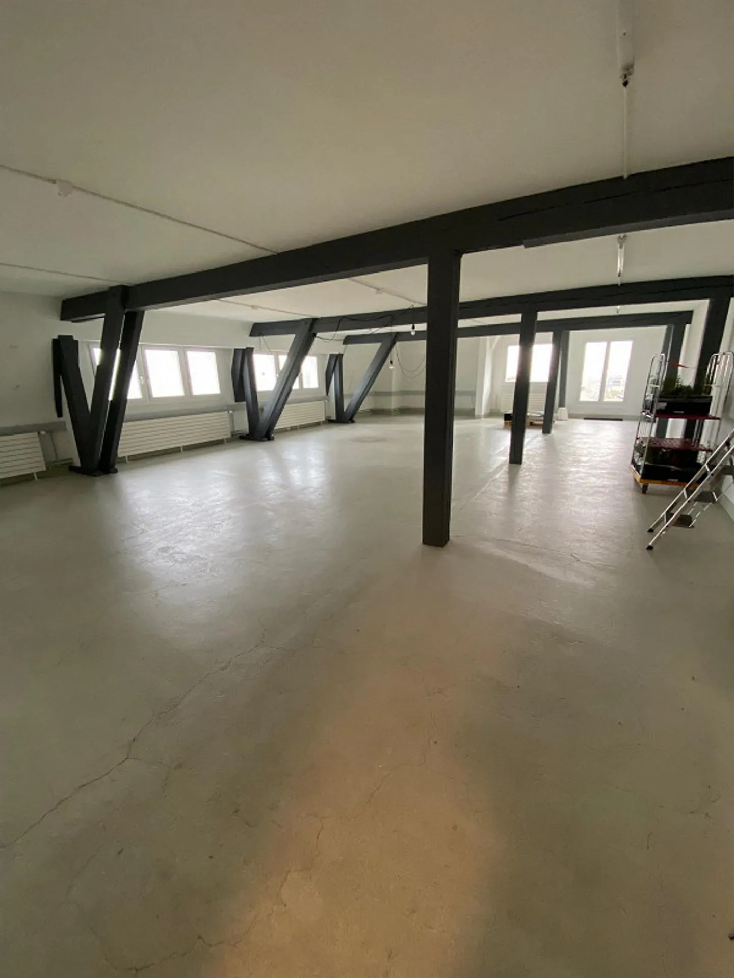 141 m2 - Büro mit Dachstockfeeling und eigener Terrasse - Foto 1 von 9