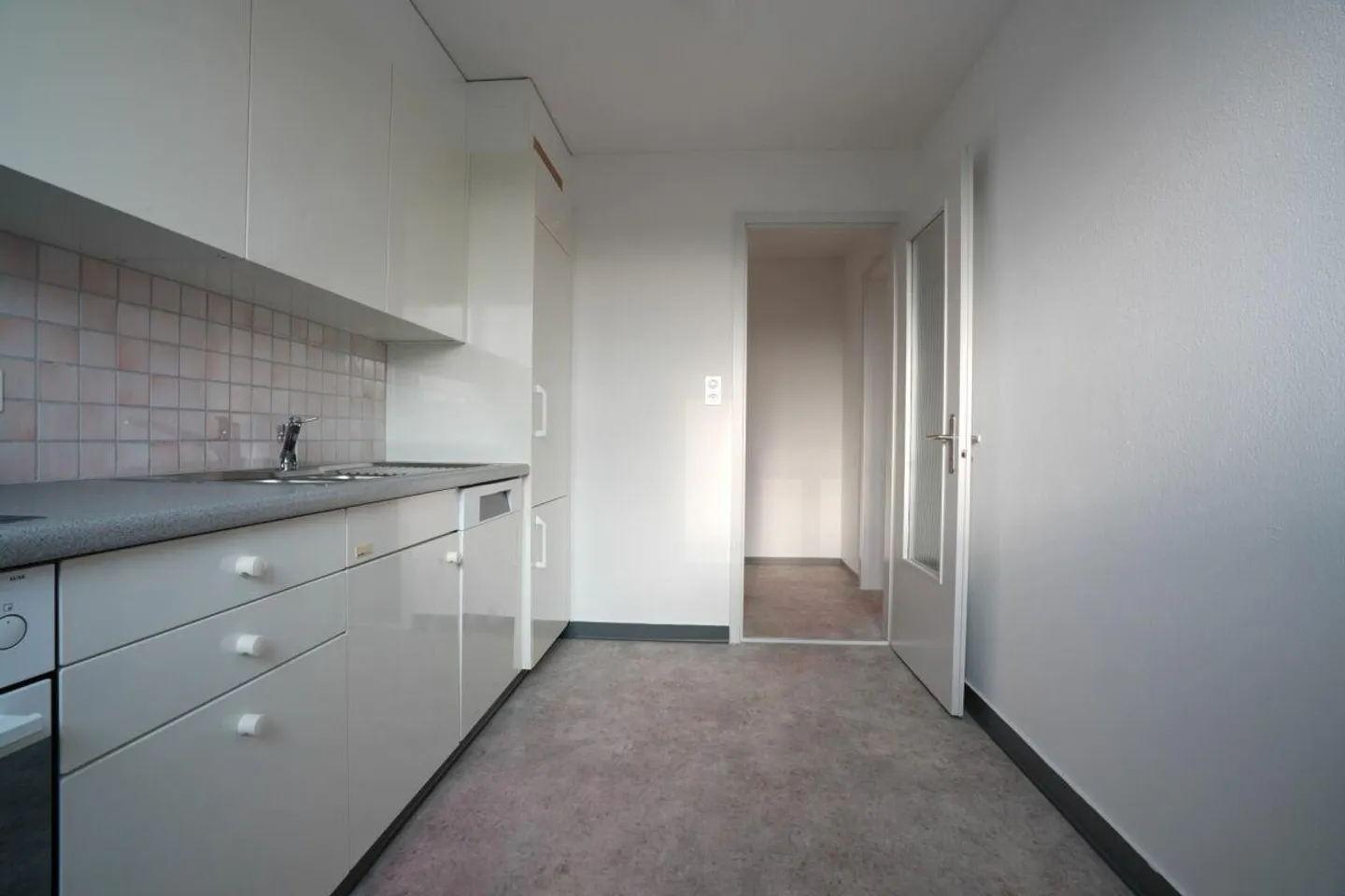 Cozy 3.5 Room Apartment Seeks New Tenant - Photo 4 of 8