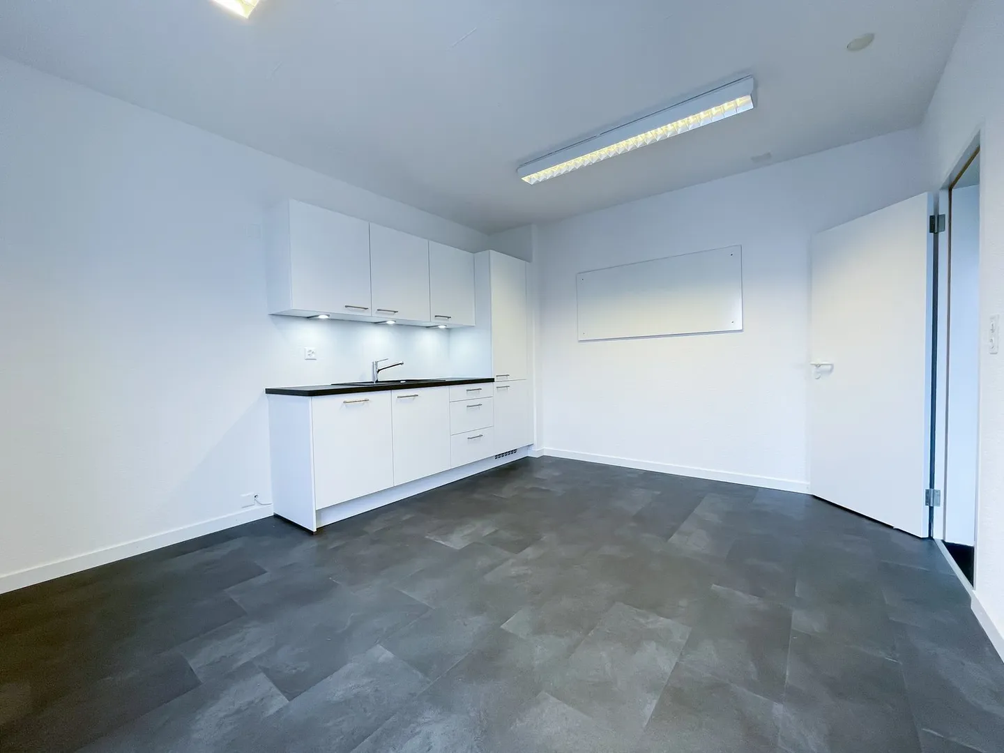 Bureau moderne aménagé avec espace supplémentaire à louer - Photo 4 sur 6