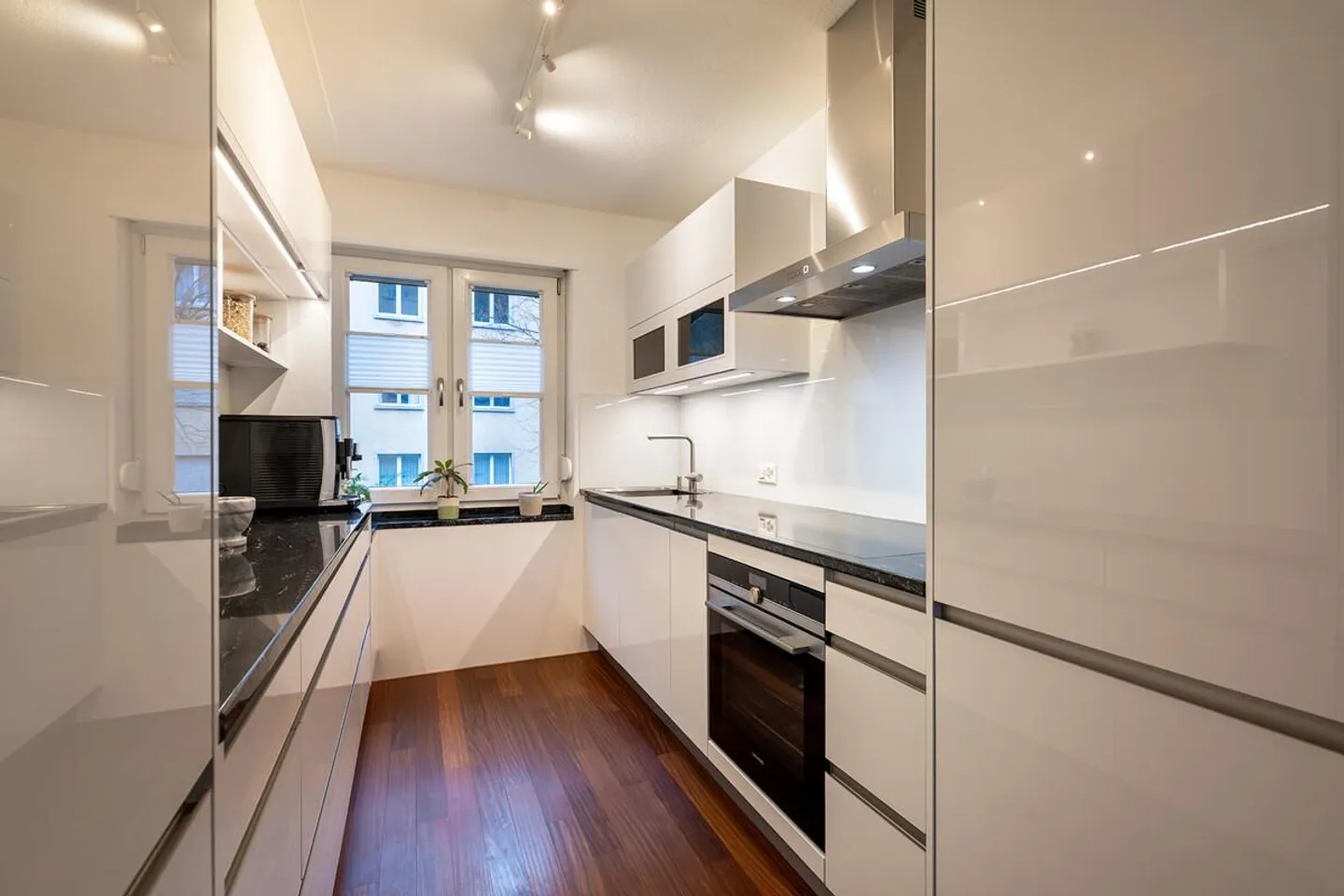 Zurich, Quartier 3 : Vie moderne avec balcon dans un environnement urbain - Photo 3 sur 5