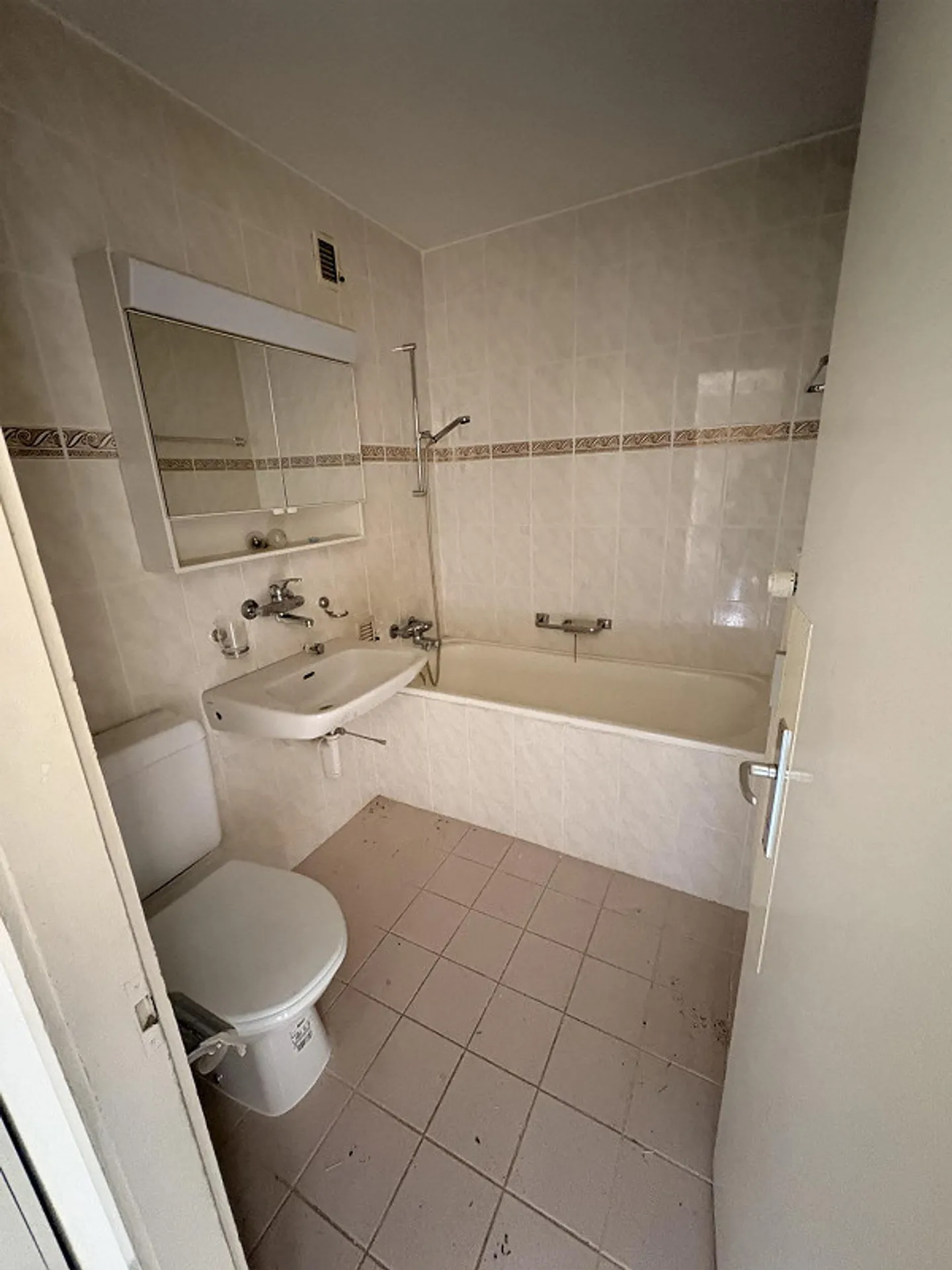 Affordable 2.5-room apartment with balcony - Photo 2 of 5