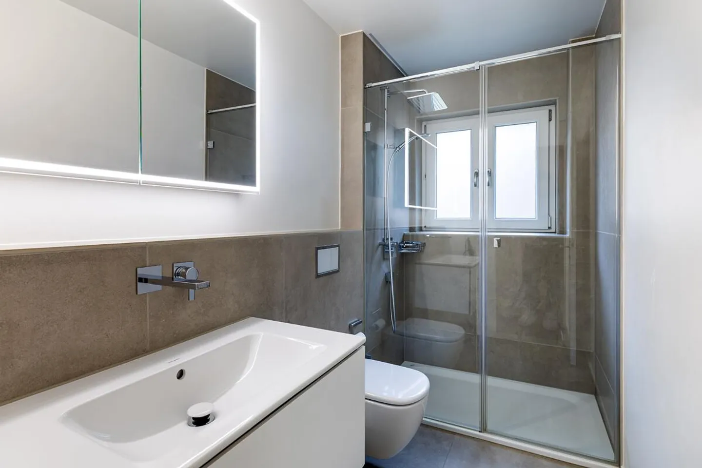 Zurich, Quartier 3 : Vie moderne avec balcon dans un environnement urbain - Photo 4 sur 5