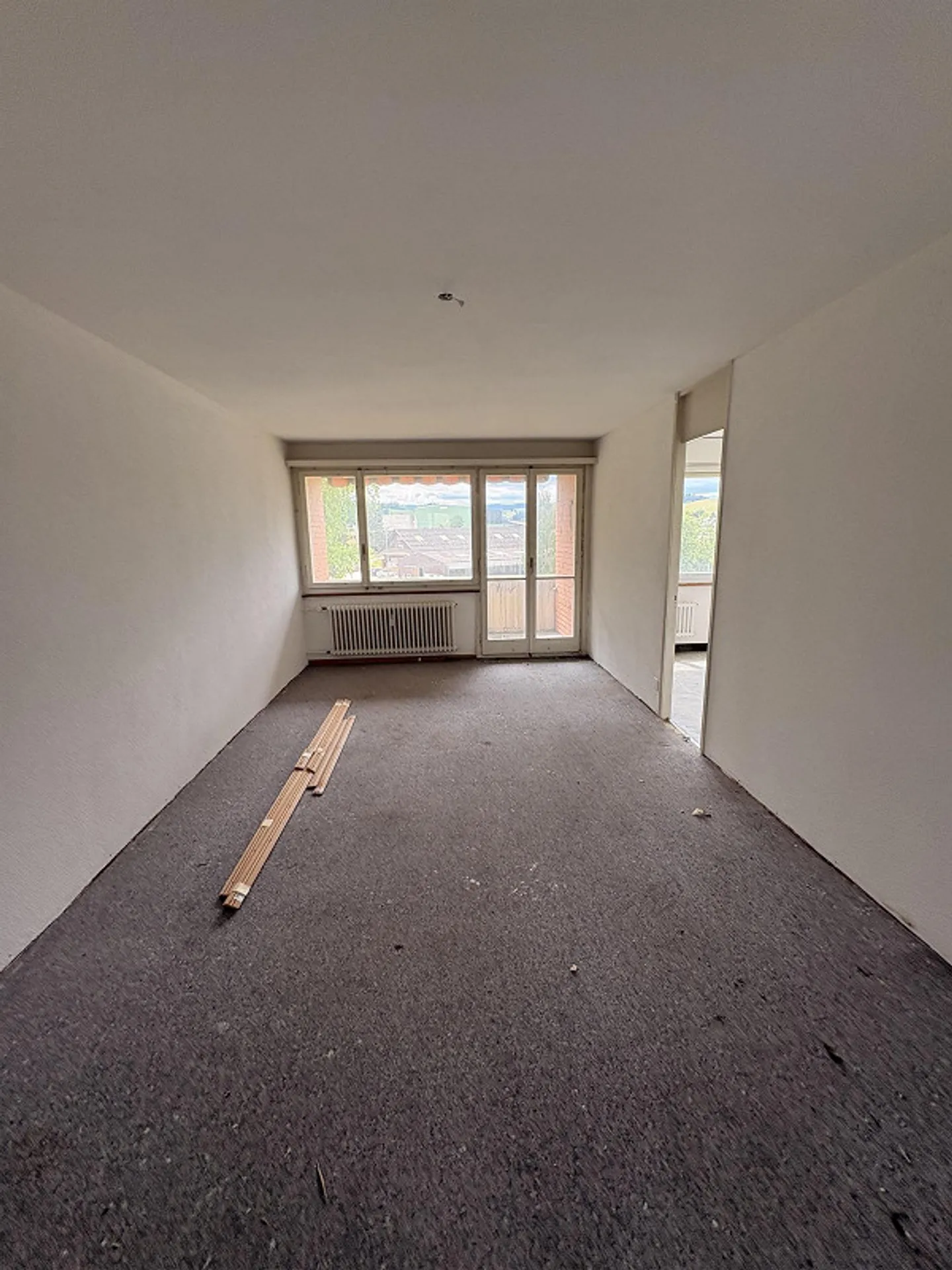 Affordable 2.5-room apartment with balcony - Photo 3 of 5
