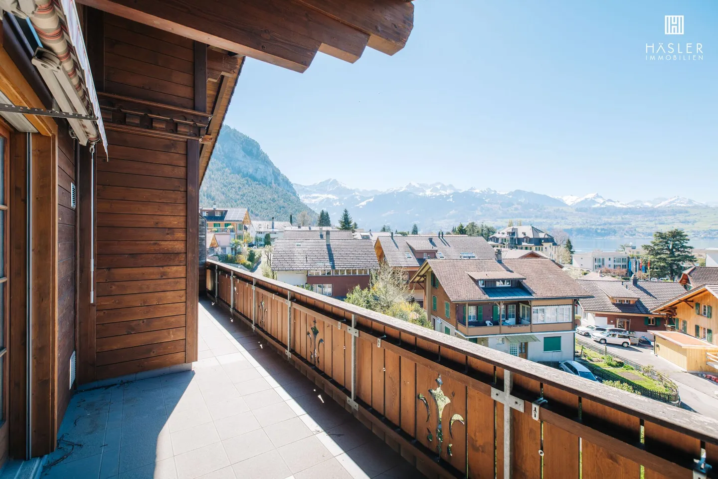 Spacious 4½-room penthouse apartment with lake and mountain views - Photo 2 of 14