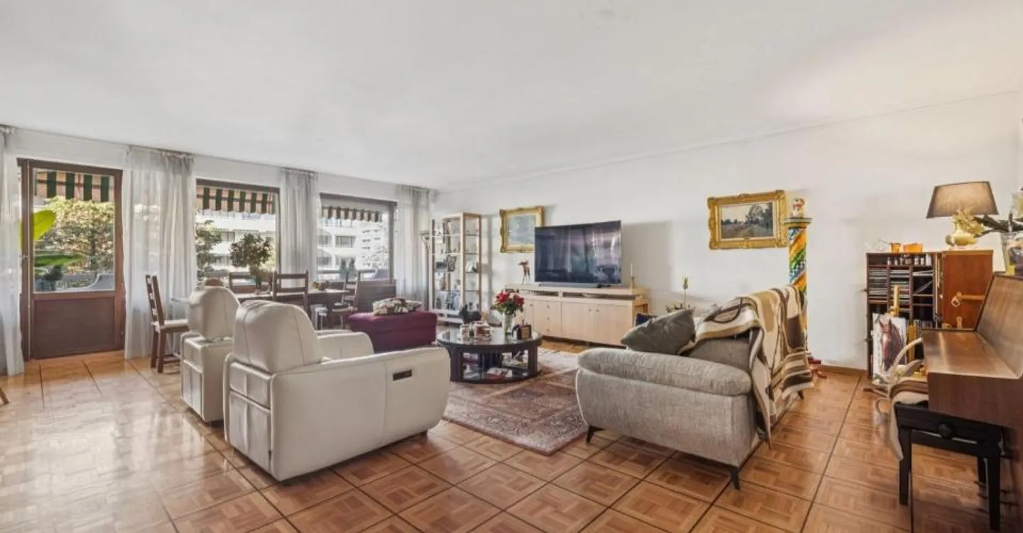 Flowery 6-Room Crossing Apartment - Photo 2 of 10
