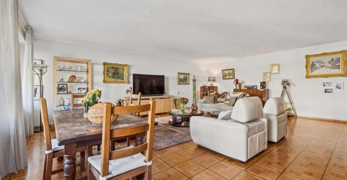 Flowery 6-Room Crossing Apartment - Photo 3 of 10