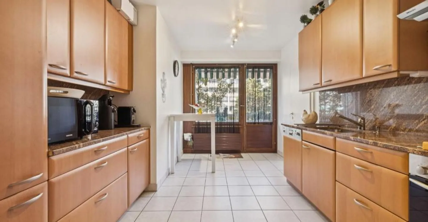 Flowery 6-Room Crossing Apartment - Photo 5 of 10