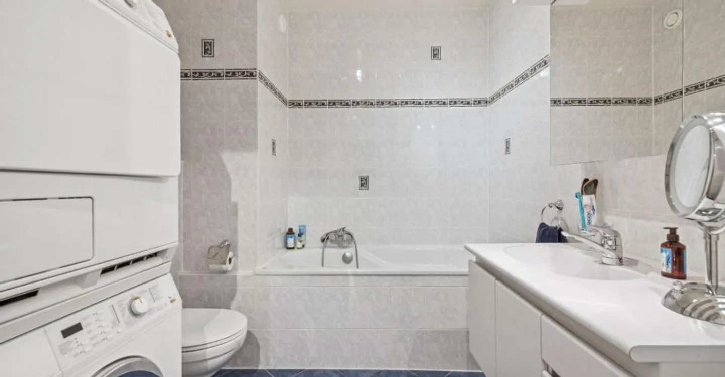 Flowery 6-Room Crossing Apartment - Photo 7 of 10