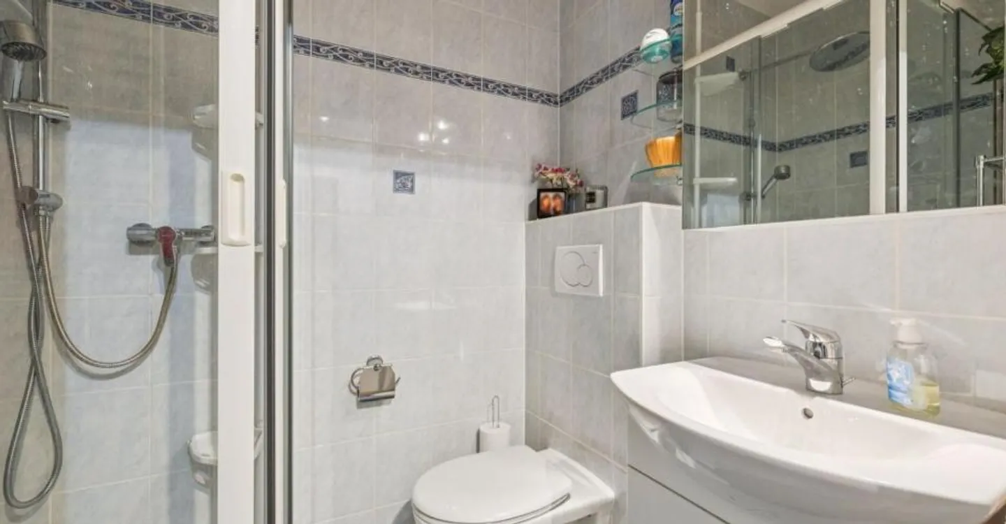 Flowery 6-Room Crossing Apartment - Photo 9 of 10