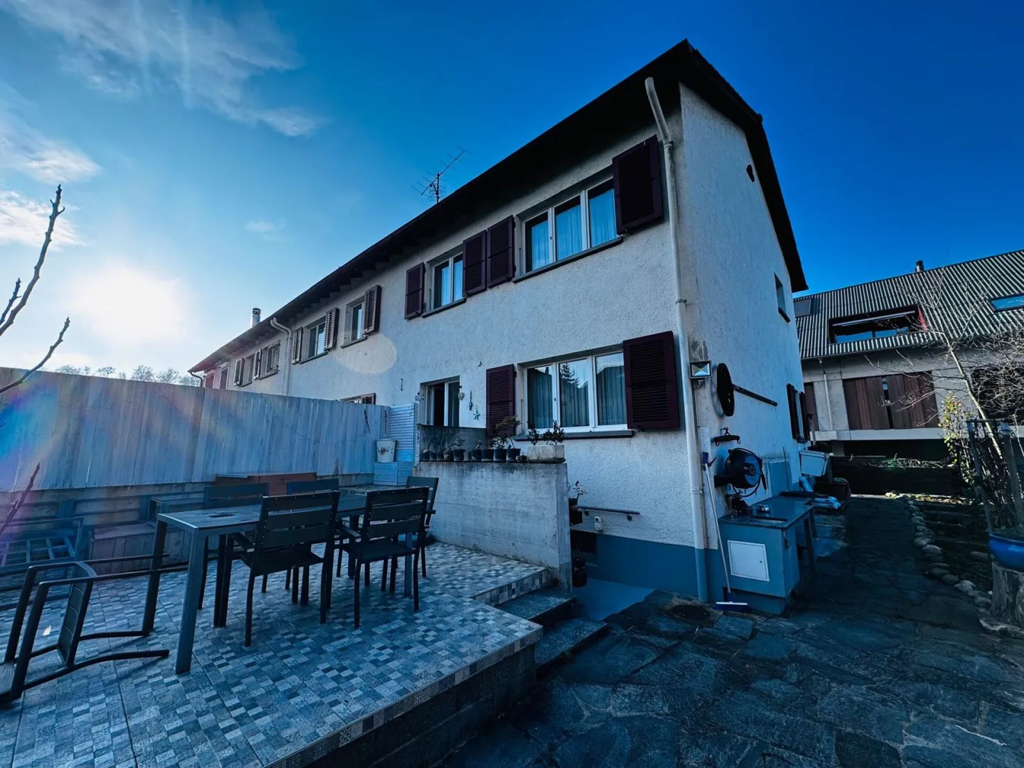 Maison de ville d'angle 3,5 pièces à Muttenz - modernisée, grand jardin dans un emplacement idéal - Photo 1 sur 18