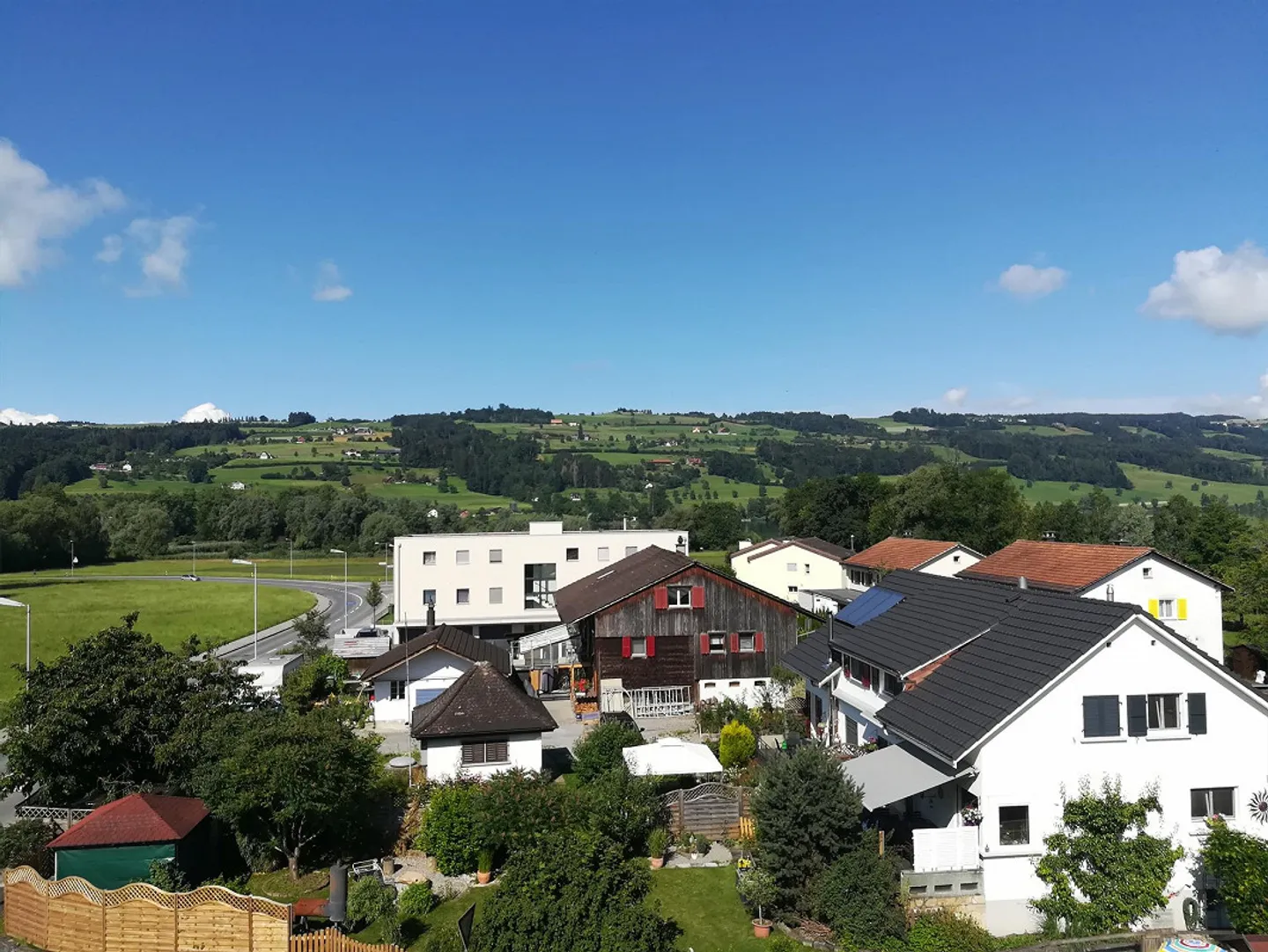 Appartamento luminoso di 4,5 stanze con vista lago in affitto - Foto 2 di 14