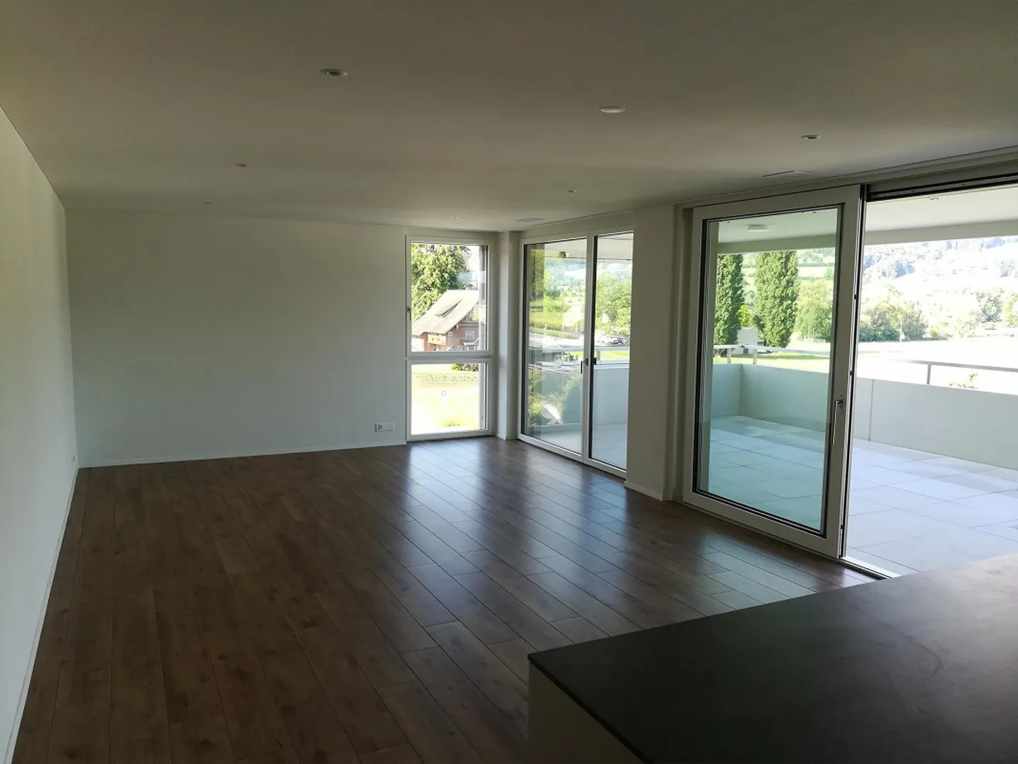 Appartamento luminoso di 4,5 stanze con vista lago in affitto - Foto 3 di 14