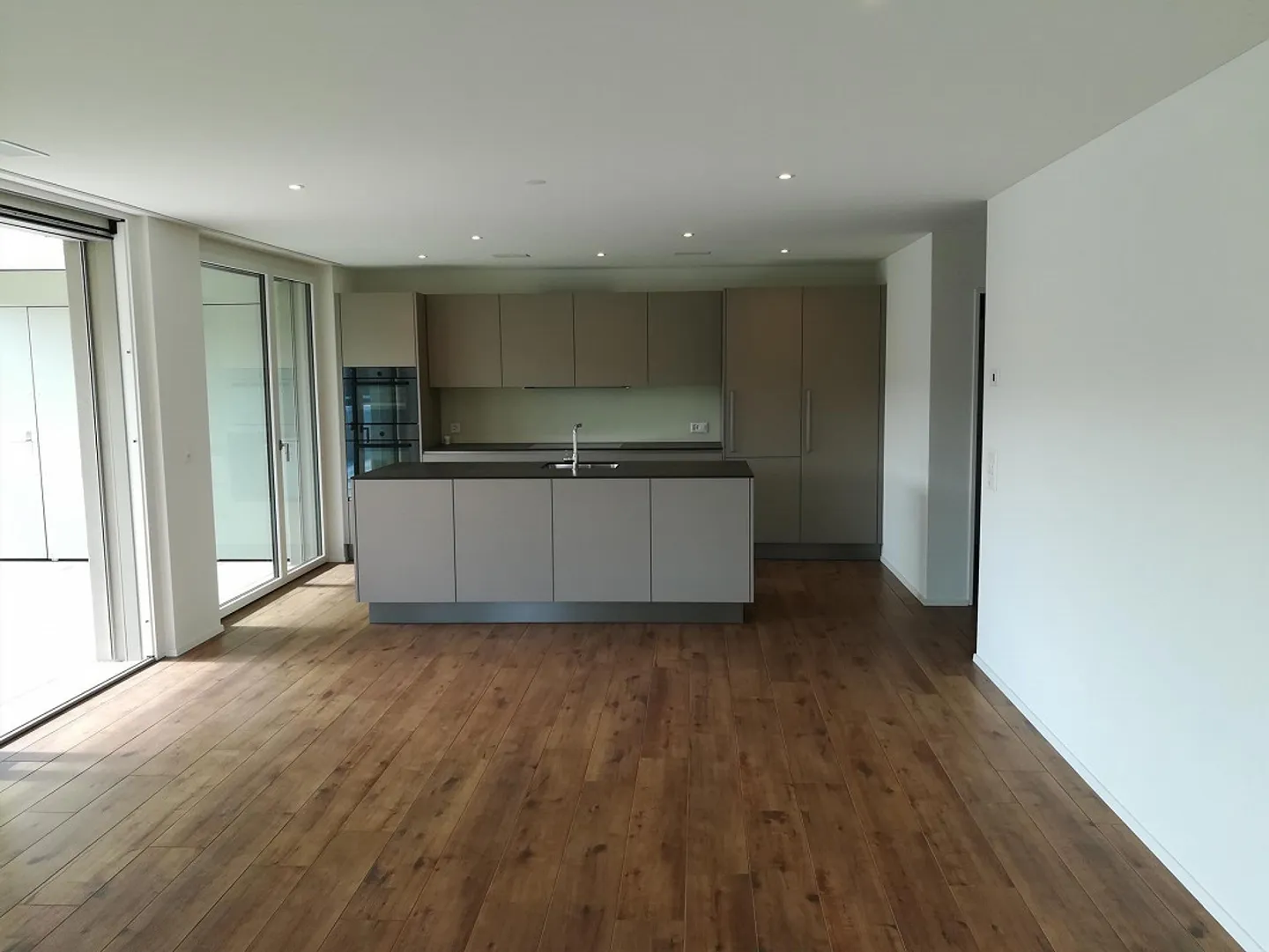 Appartamento luminoso di 4,5 stanze con vista lago in affitto - Foto 4 di 14