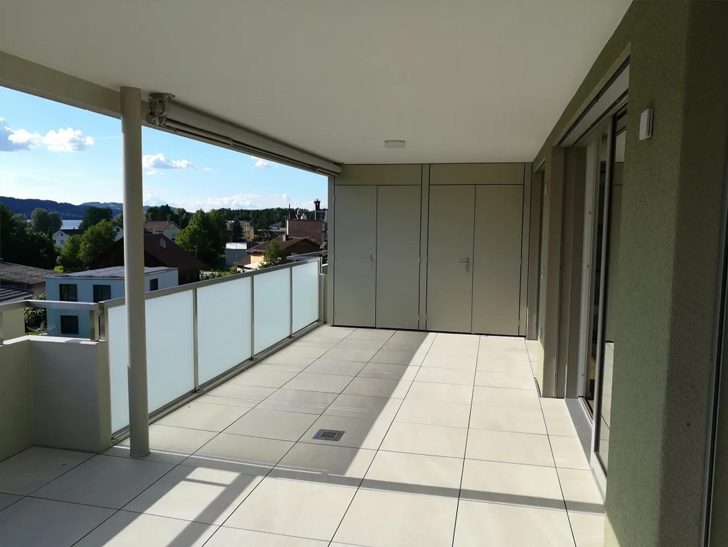 Appartamento luminoso di 4,5 stanze con vista lago in affitto - Foto 6 di 14