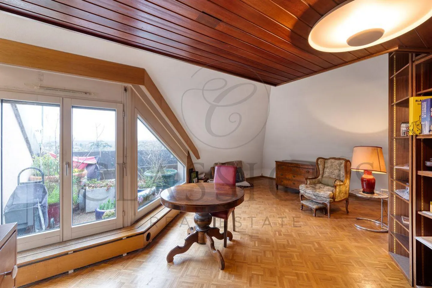 Character duplex with balcony, attic volumes and rare charm - Photo 3 of 12