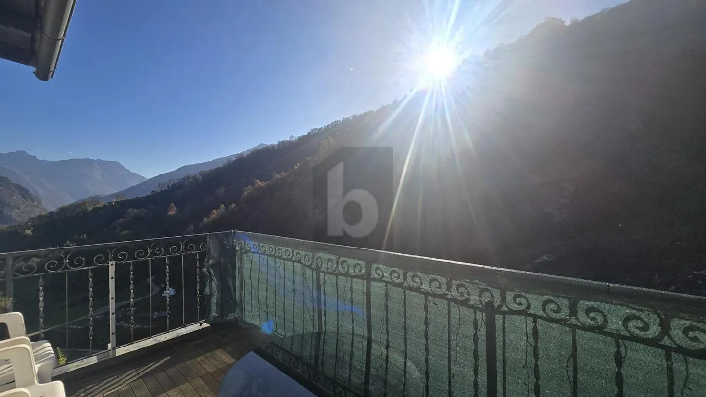 SPAZIOSA E SOLEGGIATA CON CON AMPIO TERRENO - Foto 5 di 6