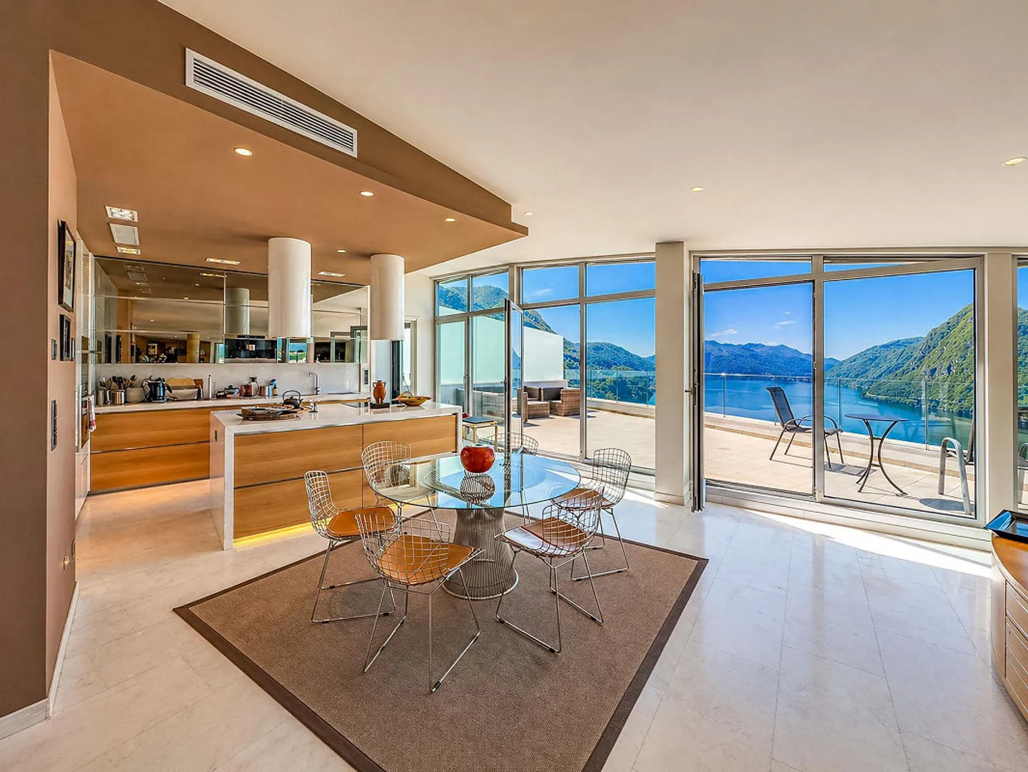 Appartamento Duplex di Lusso con Vista Lago - Foto 2 di 8