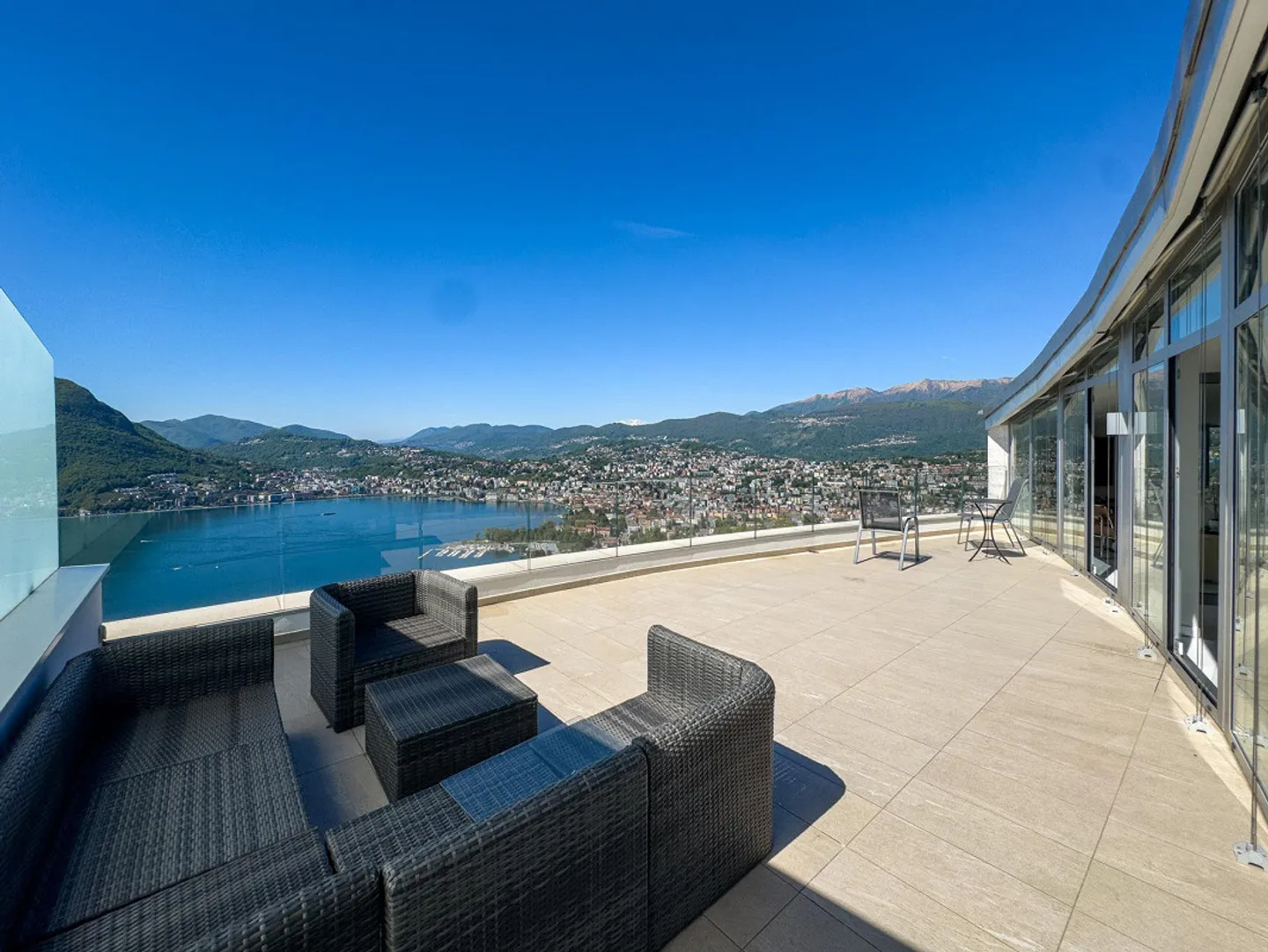 Appartamento Duplex di Lusso con Vista Lago - Foto 3 di 8
