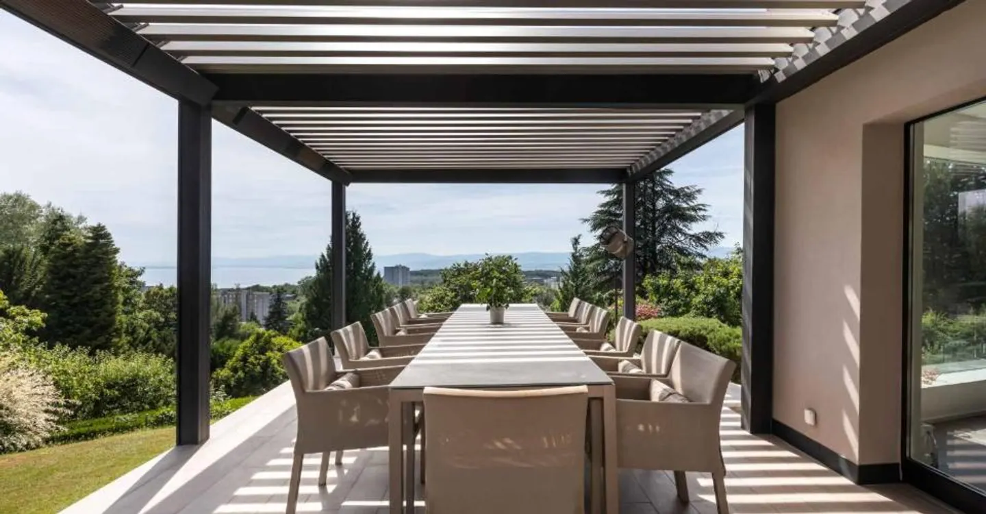 Modern luxury villa of over 350 m² with lake view - Photo 4 of 12
