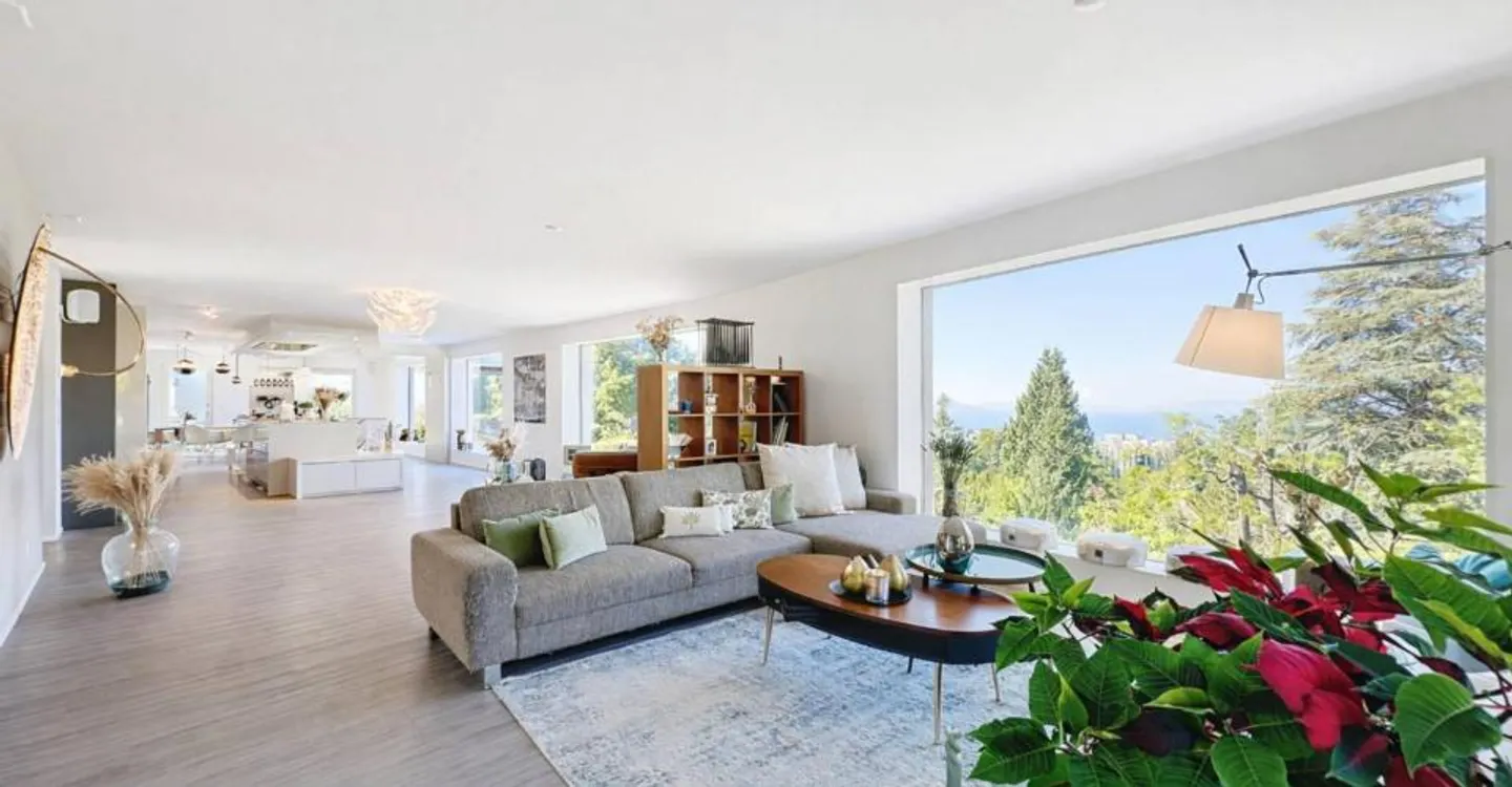 Modern luxury villa of over 350 m² with lake view - Photo 2 of 12